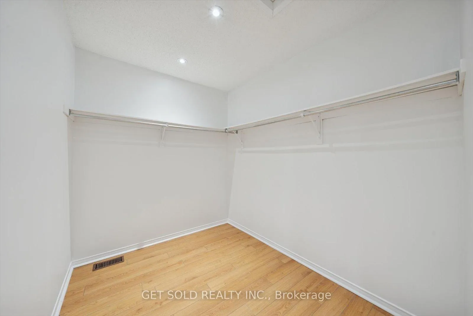 Photo 19 of 36 Field Thistle Drive, Brampton, Sandringham-Wellington — HOMEH
