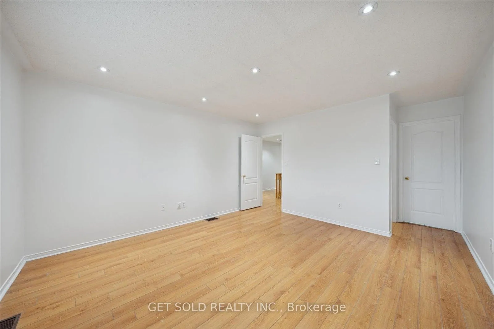 Photo 32 of 36 Field Thistle Drive, Brampton, Sandringham-Wellington — HOMEH