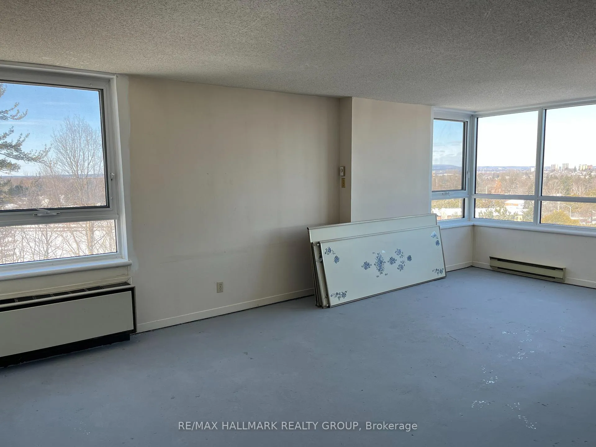 Photo 5 of Unit 708, 80 Sandcastle Drive, Ottawa, Leslie Park — HOMEH