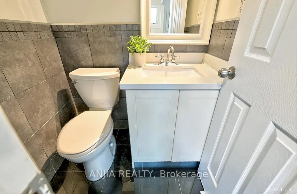 Photo 10 of 24 Ferrah Street, Markham, Unionville — HOMEH