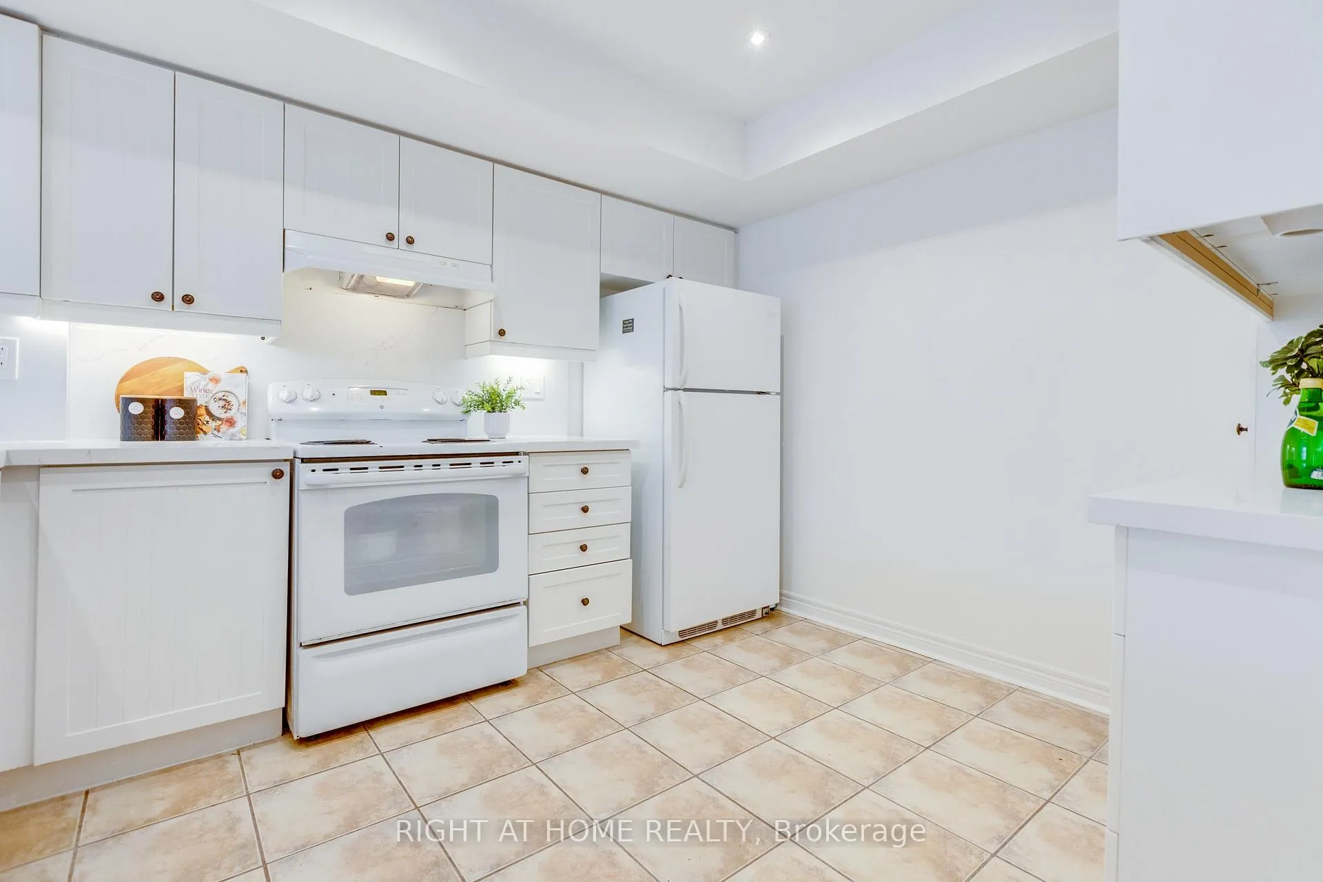 Photo 7 of Unit 331, 312 John Street, Markham, Aileen-Willowbrook — HOMEH
