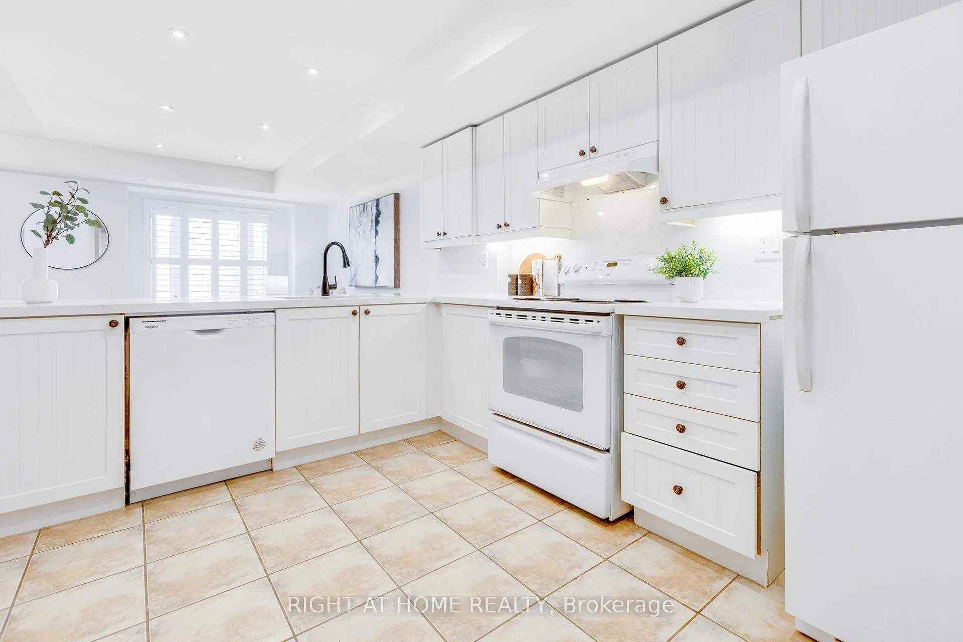 Photo 8 of Unit 331, 312 John Street, Markham, Aileen-Willowbrook — HOMEH