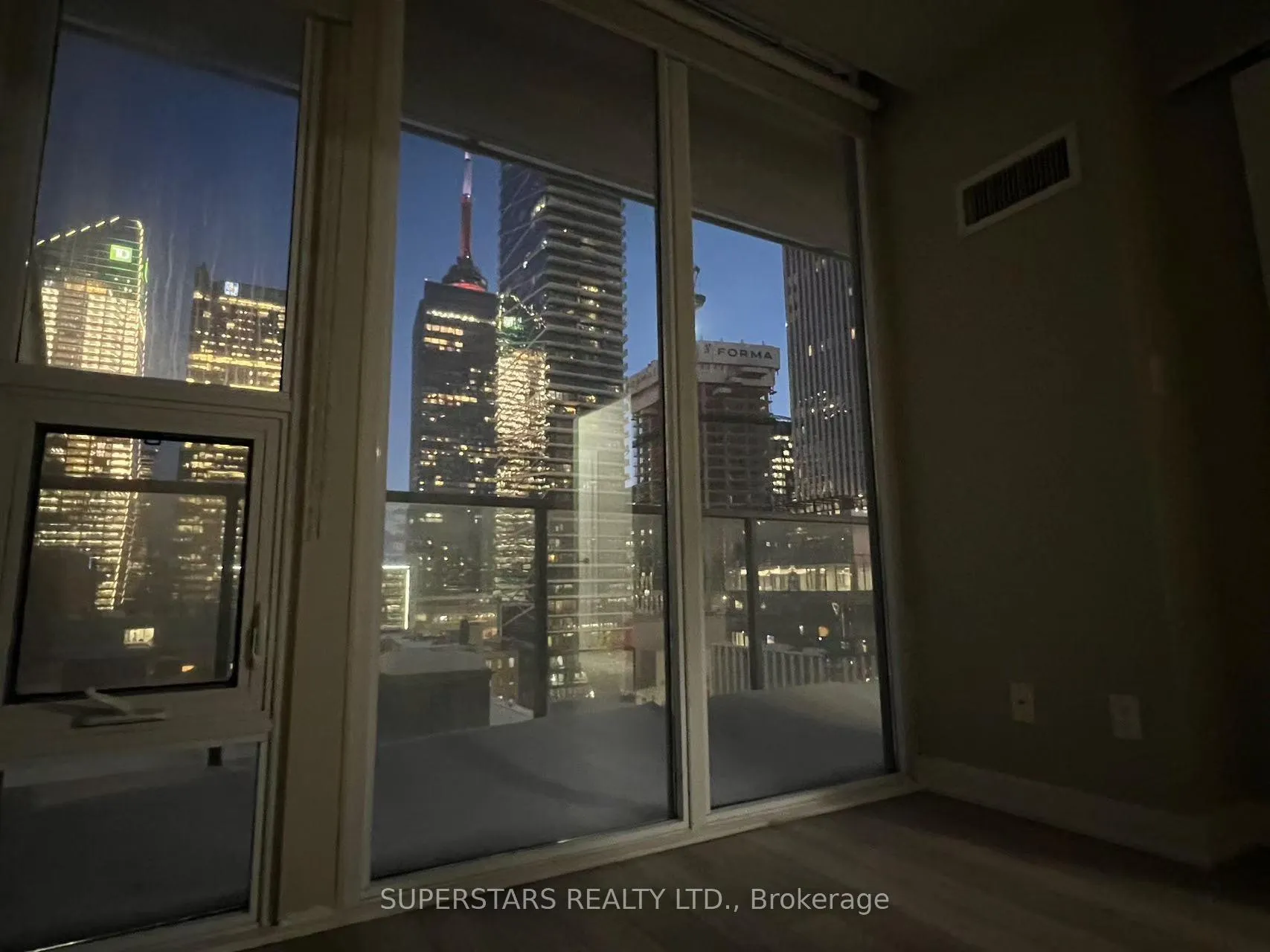Photo 5 of Unit 1101, 126 Simcoe Street, Toronto, Waterfront Communities — HOMEH