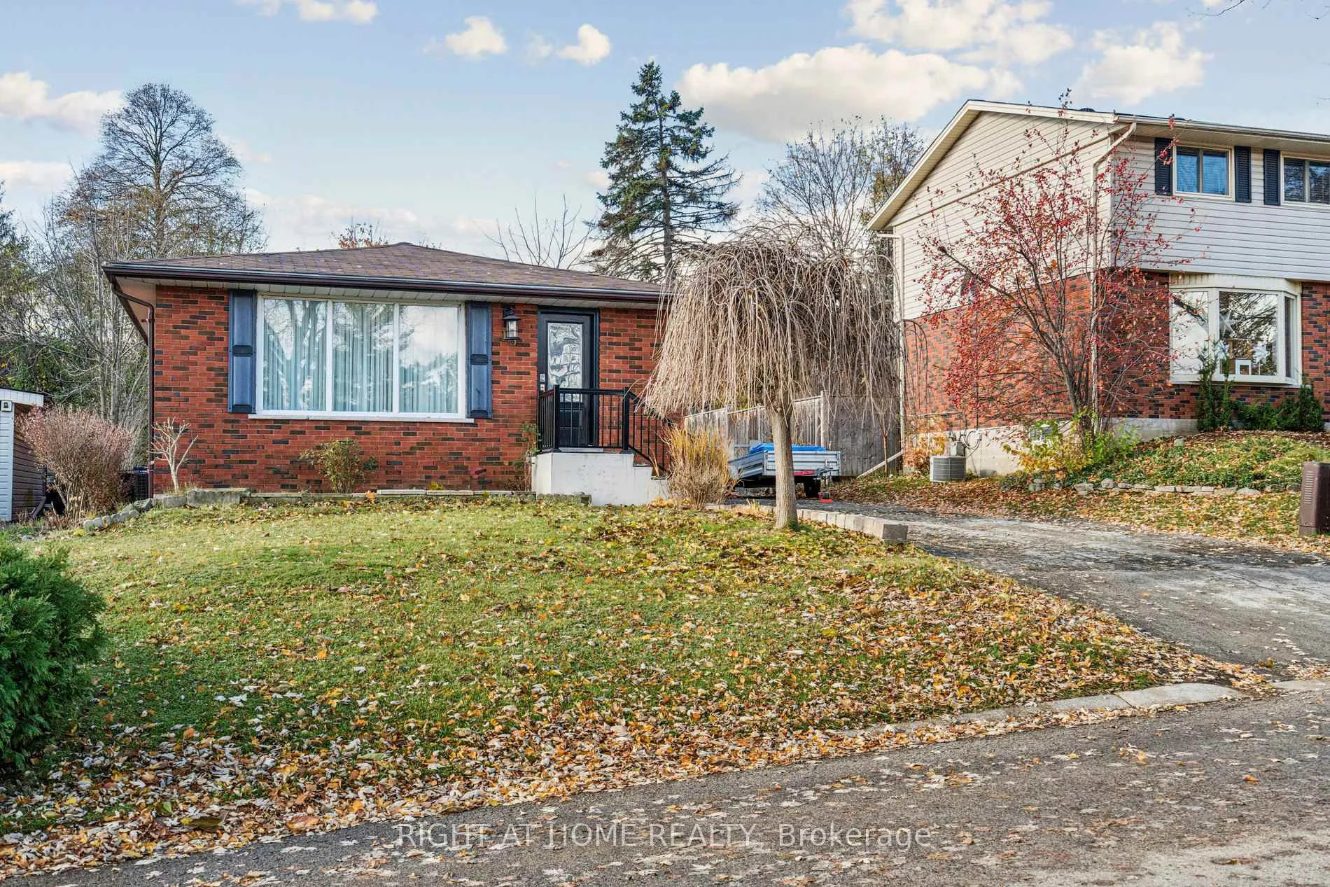 Photo 1 of 16 Green Meadow Way, Hamilton, Dundas — HOMEH
