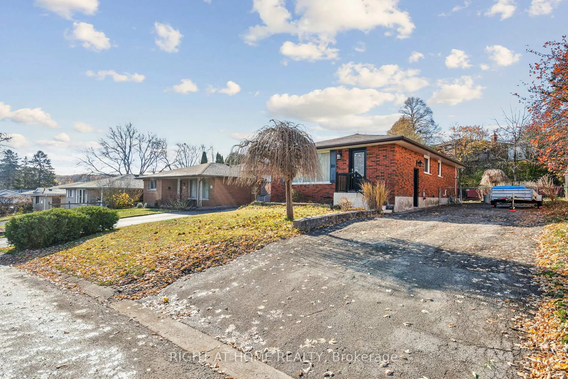 Photo 2 of 16 Green Meadow Way, Hamilton, Dundas — HOMEH