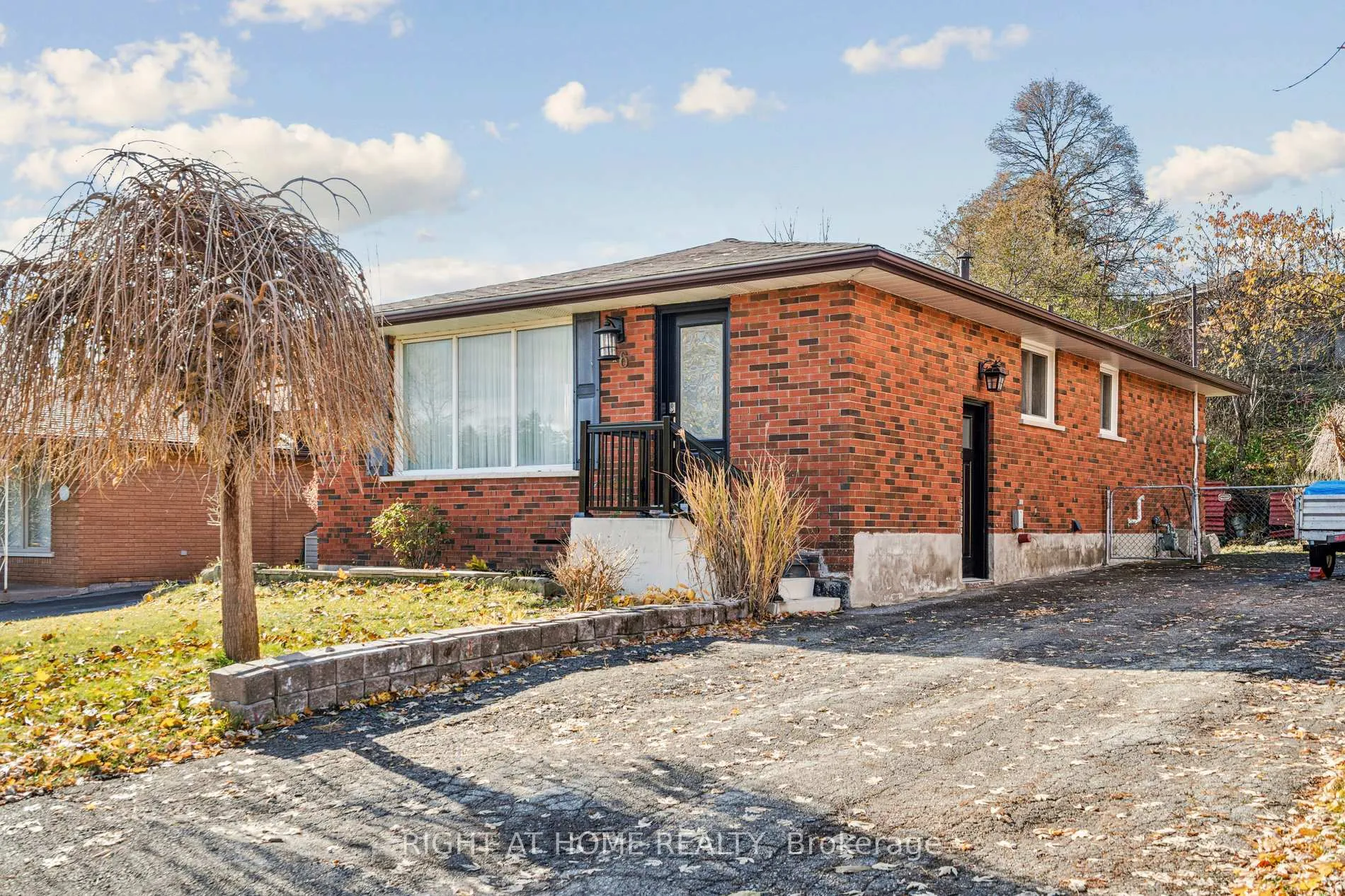 Photo 3 of 16 Green Meadow Way, Hamilton, Dundas — HOMEH