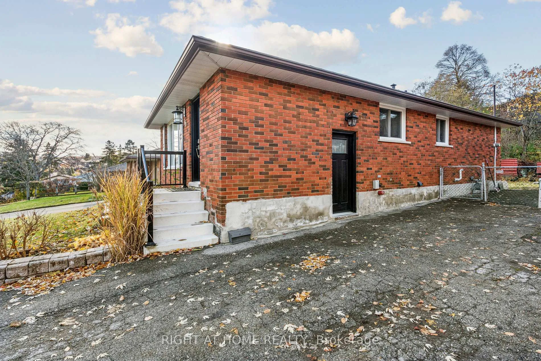 Photo 4 of 16 Green Meadow Way, Hamilton, Dundas — HOMEH