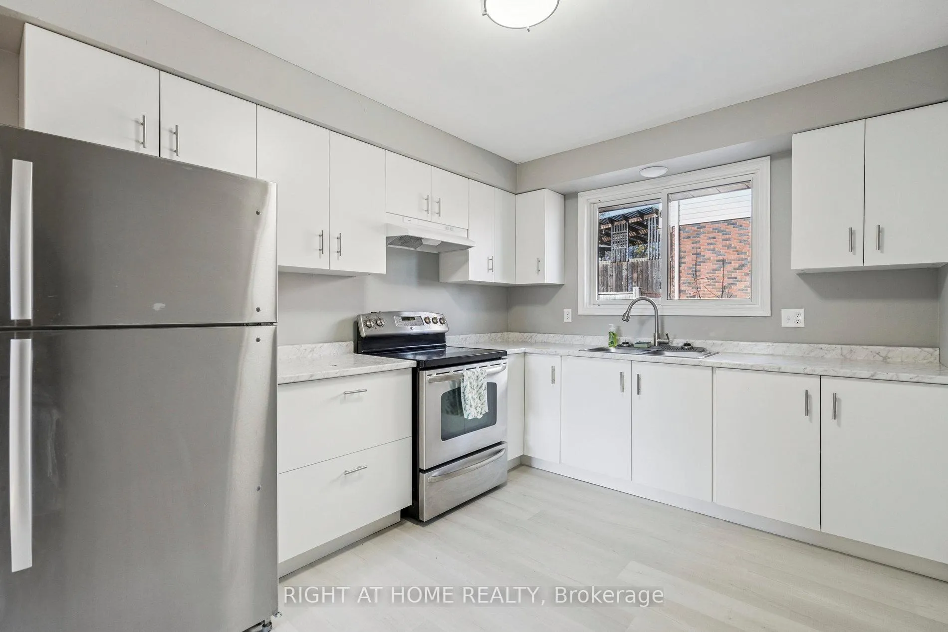 Photo 8 of 16 Green Meadow Way, Hamilton, Dundas — HOMEH