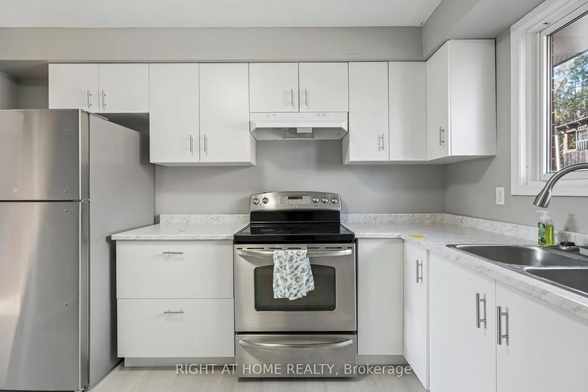 Photo 9 of 16 Green Meadow Way, Hamilton, Dundas — HOMEH