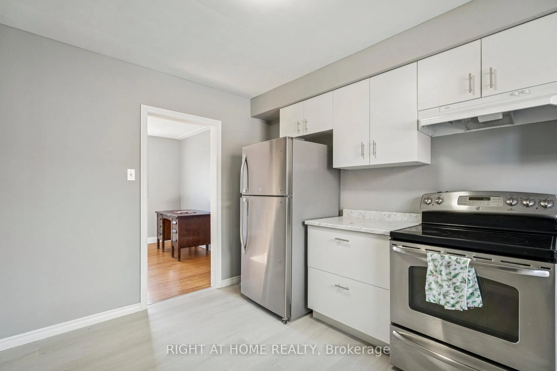 Photo 10 of 16 Green Meadow Way, Hamilton, Dundas — HOMEH