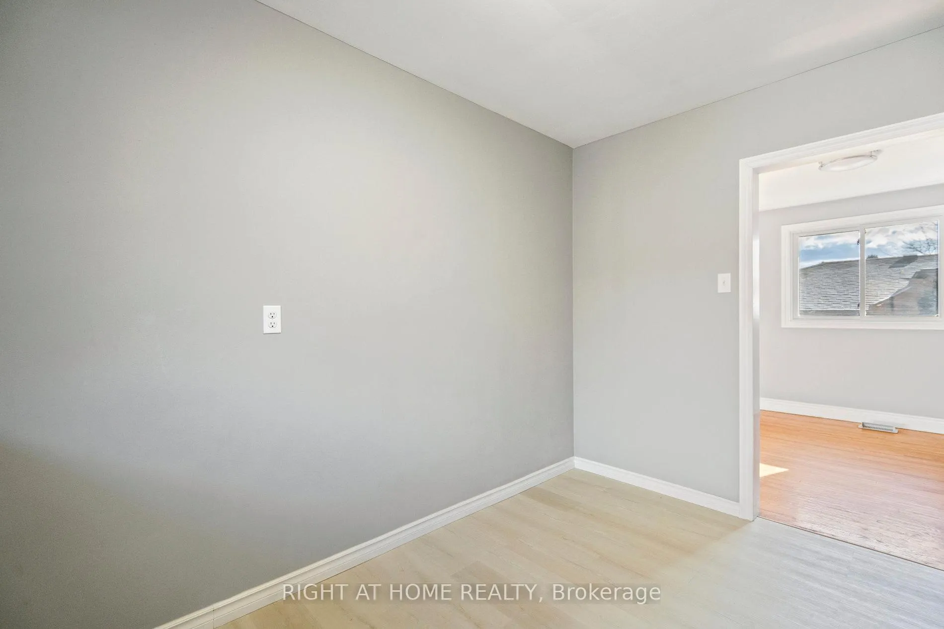 Photo 11 of 16 Green Meadow Way, Hamilton, Dundas — HOMEH