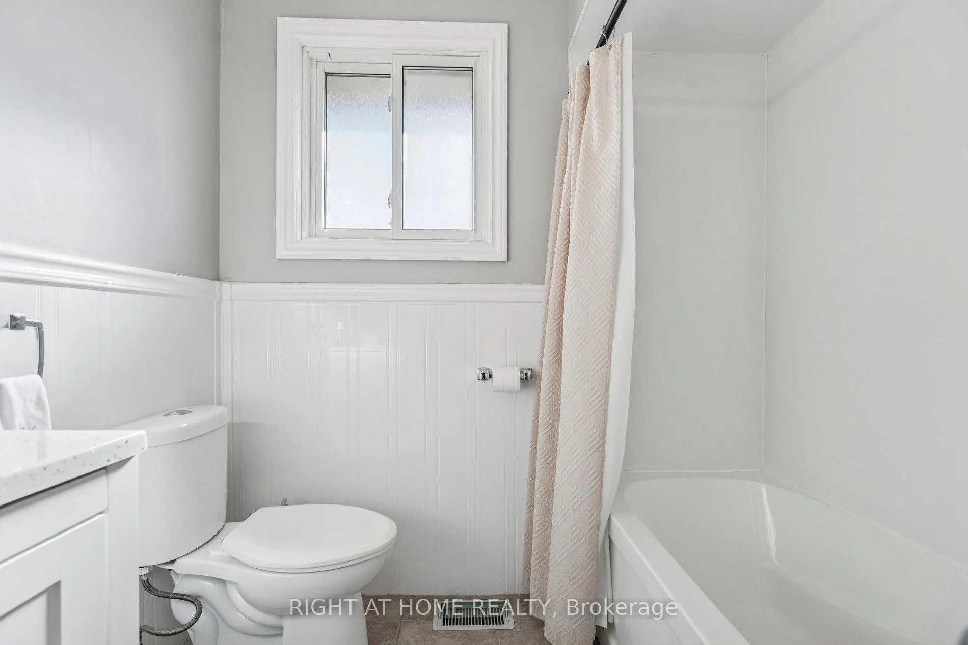 Photo 12 of 16 Green Meadow Way, Hamilton, Dundas — HOMEH