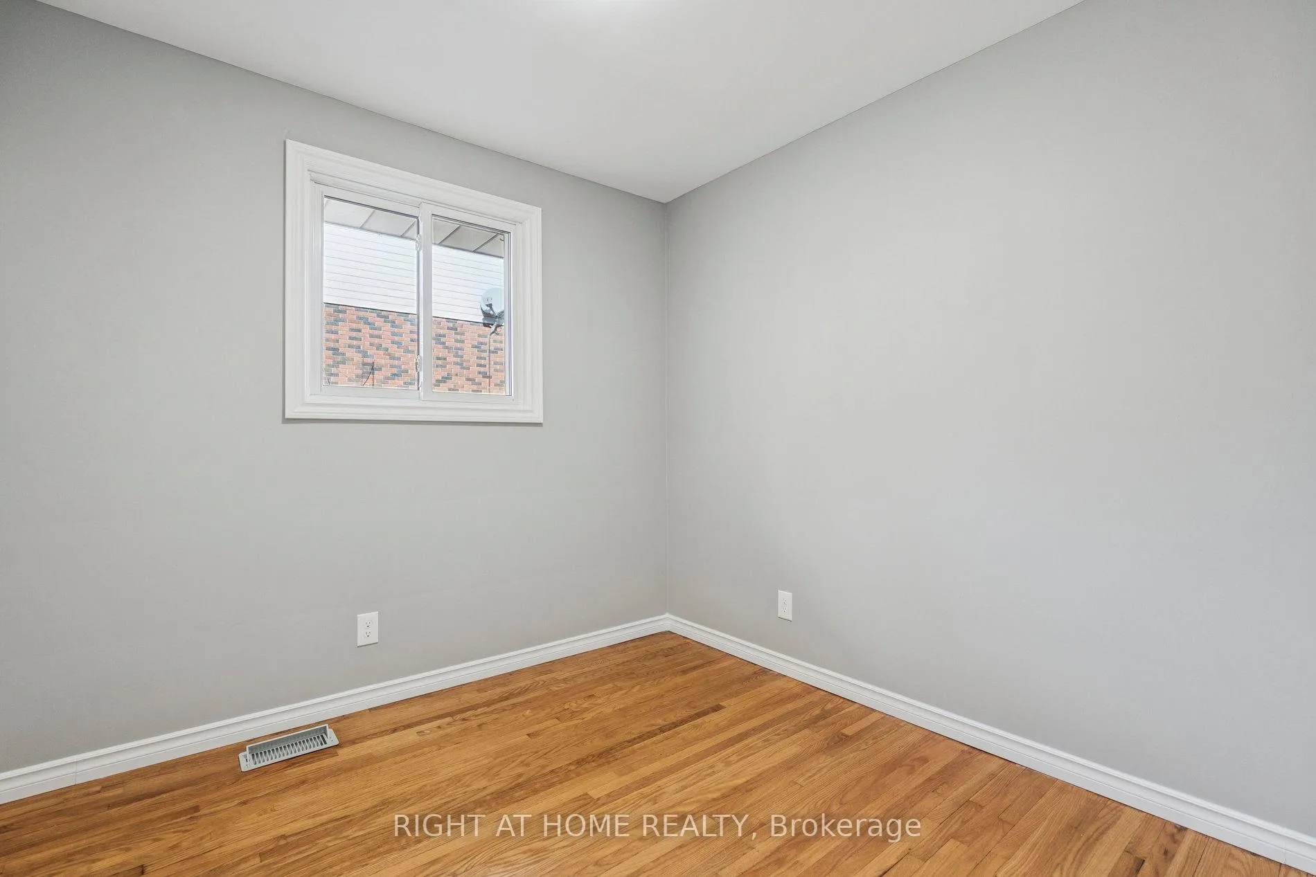 Photo 13 of 16 Green Meadow Way, Hamilton, Dundas — HOMEH