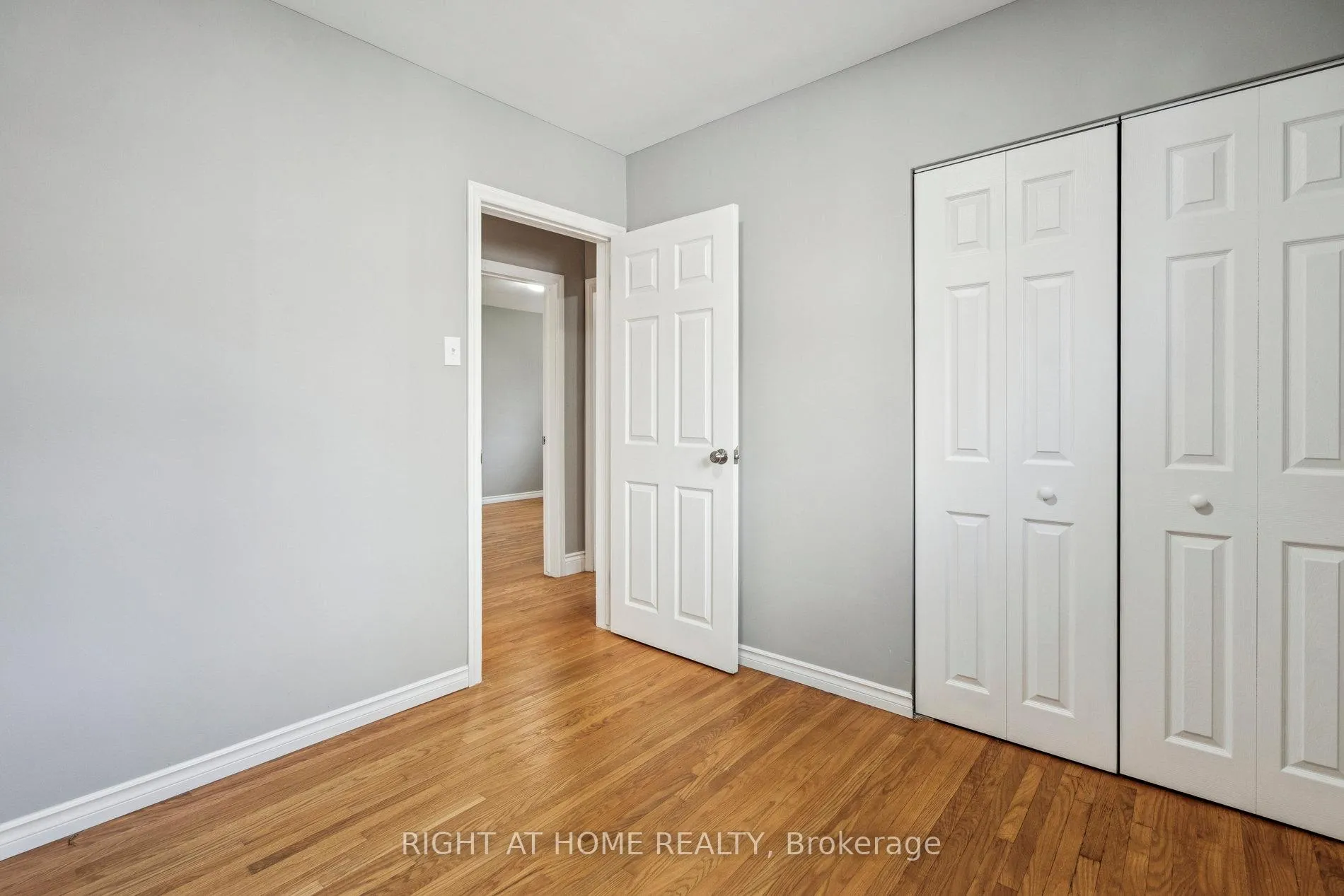 Photo 14 of 16 Green Meadow Way, Hamilton, Dundas — HOMEH