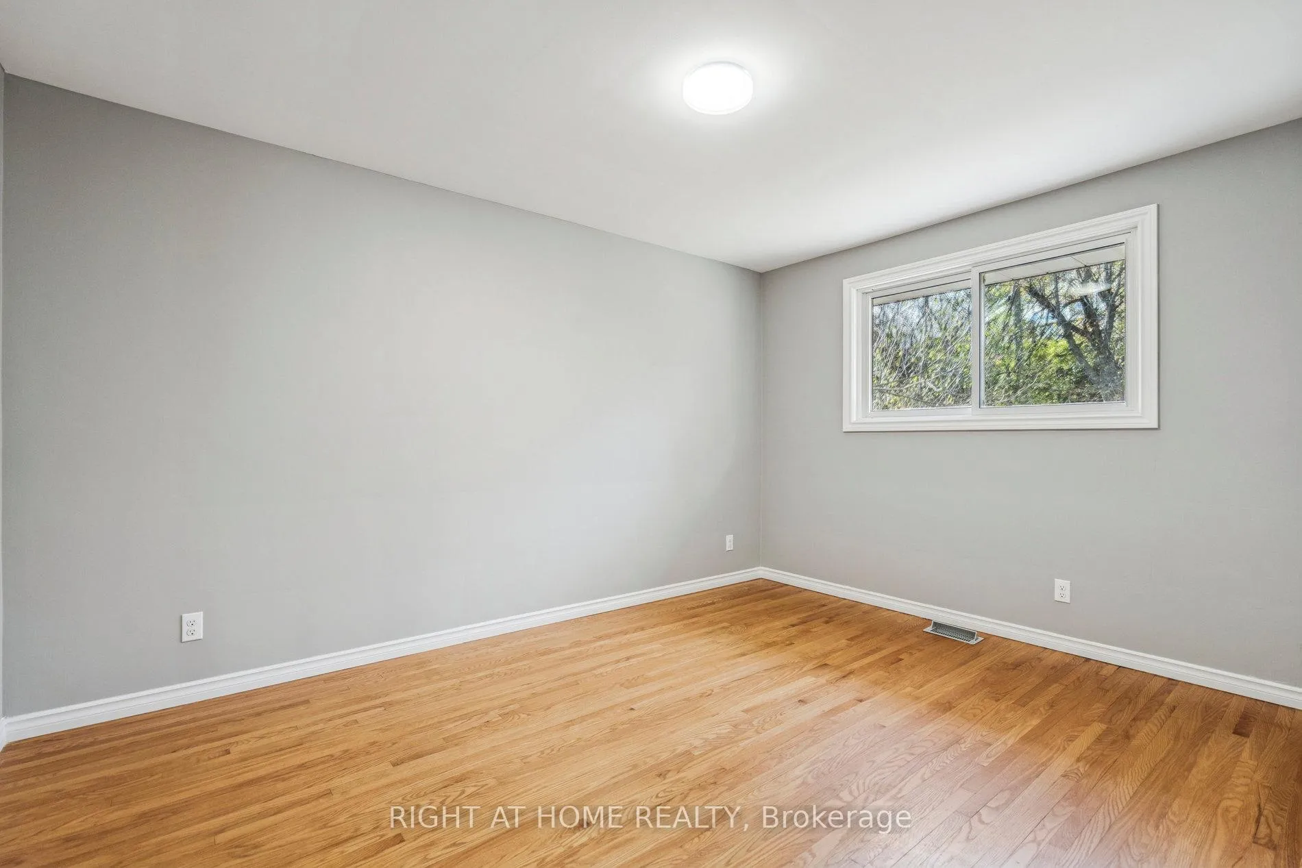 Photo 15 of 16 Green Meadow Way, Hamilton, Dundas — HOMEH