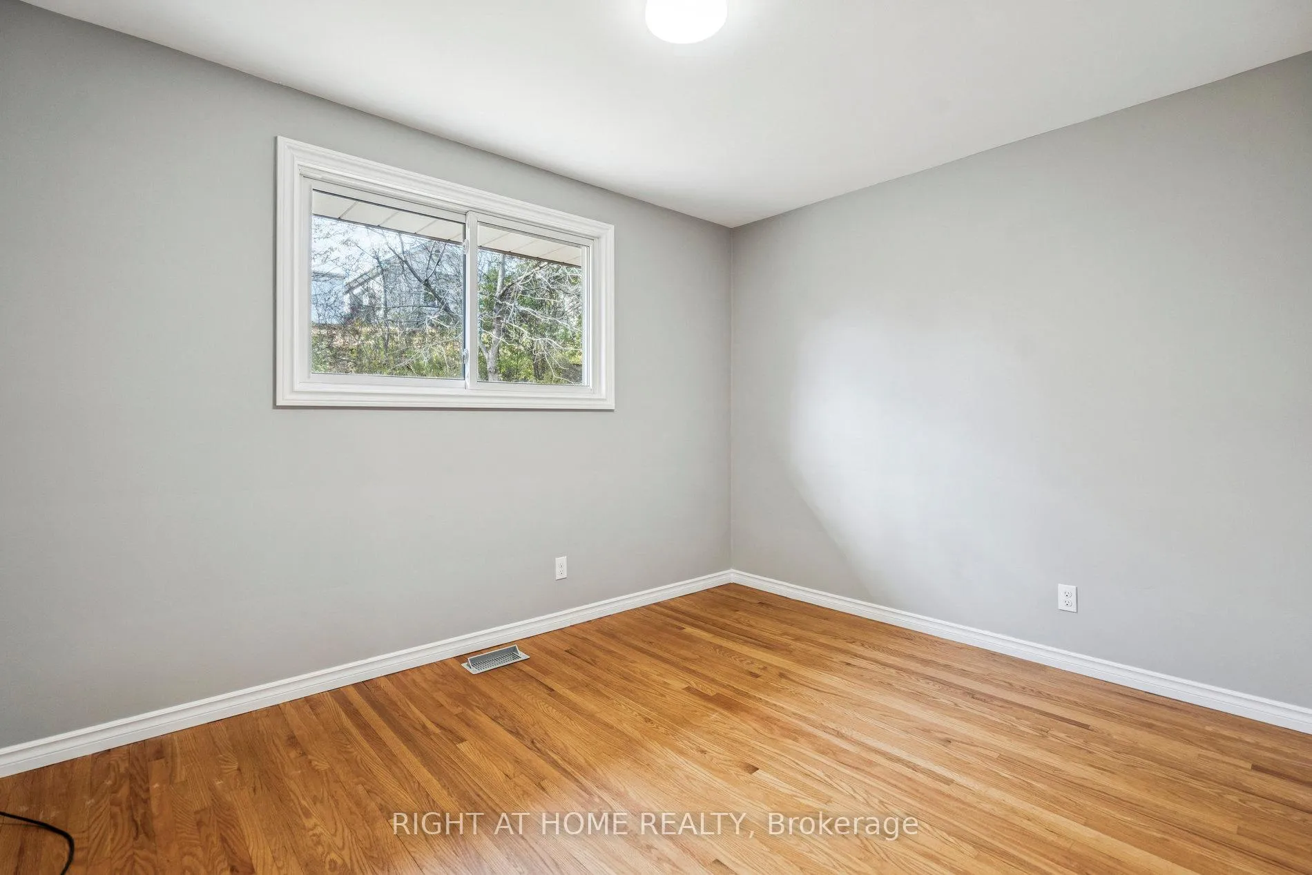 Photo 18 of 16 Green Meadow Way, Hamilton, Dundas — HOMEH