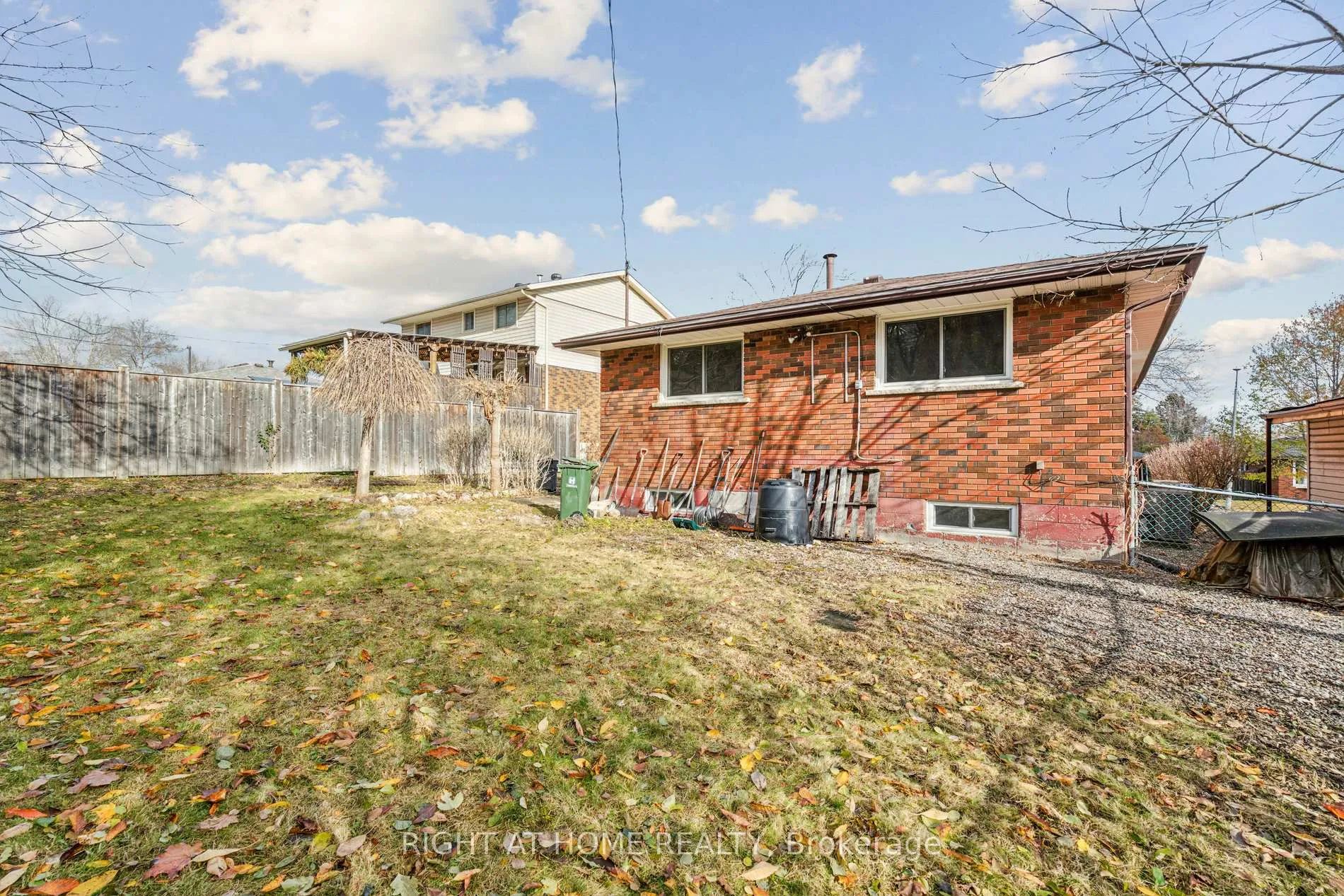 Photo 24 of 16 Green Meadow Way, Hamilton, Dundas — HOMEH