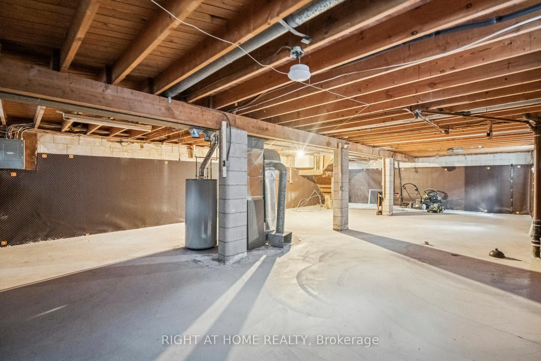 Photo 28 of 16 Green Meadow Way, Hamilton, Dundas — HOMEH