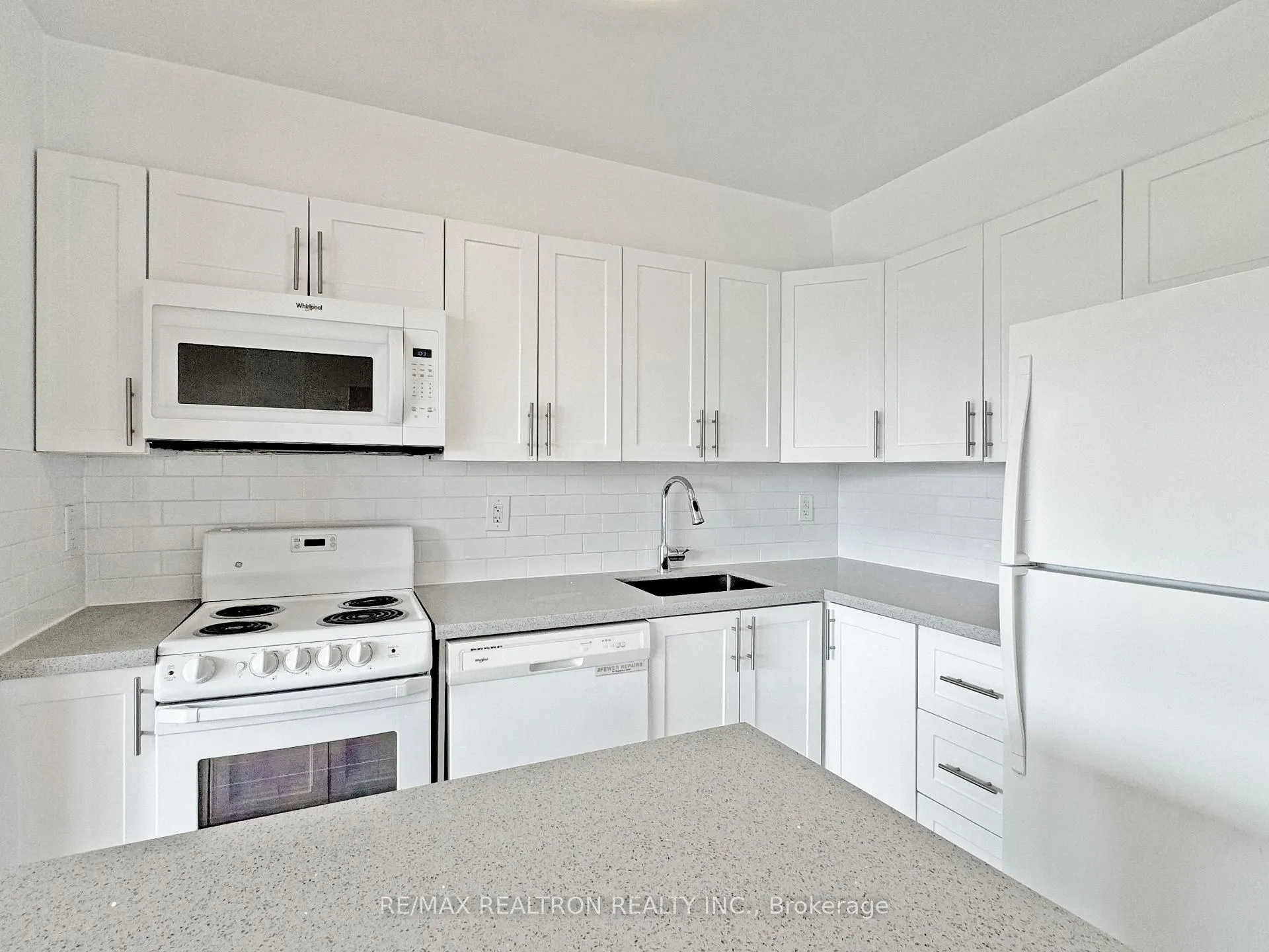 Photo 2 of Unit 604, 666 Spadina Avenue, Toronto, University — HOMEH