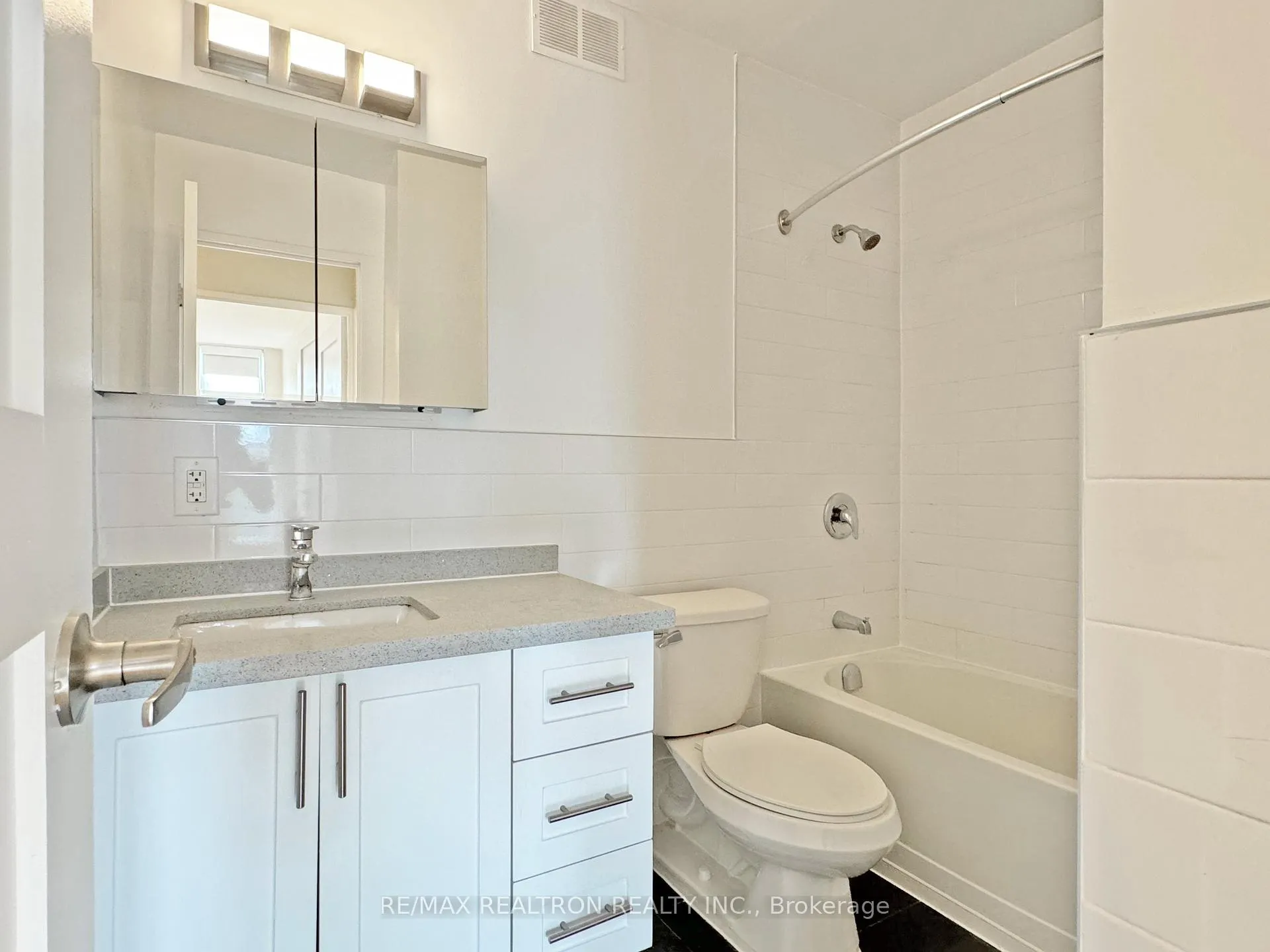 Photo 6 of Unit 604, 666 Spadina Avenue, Toronto, University — HOMEH