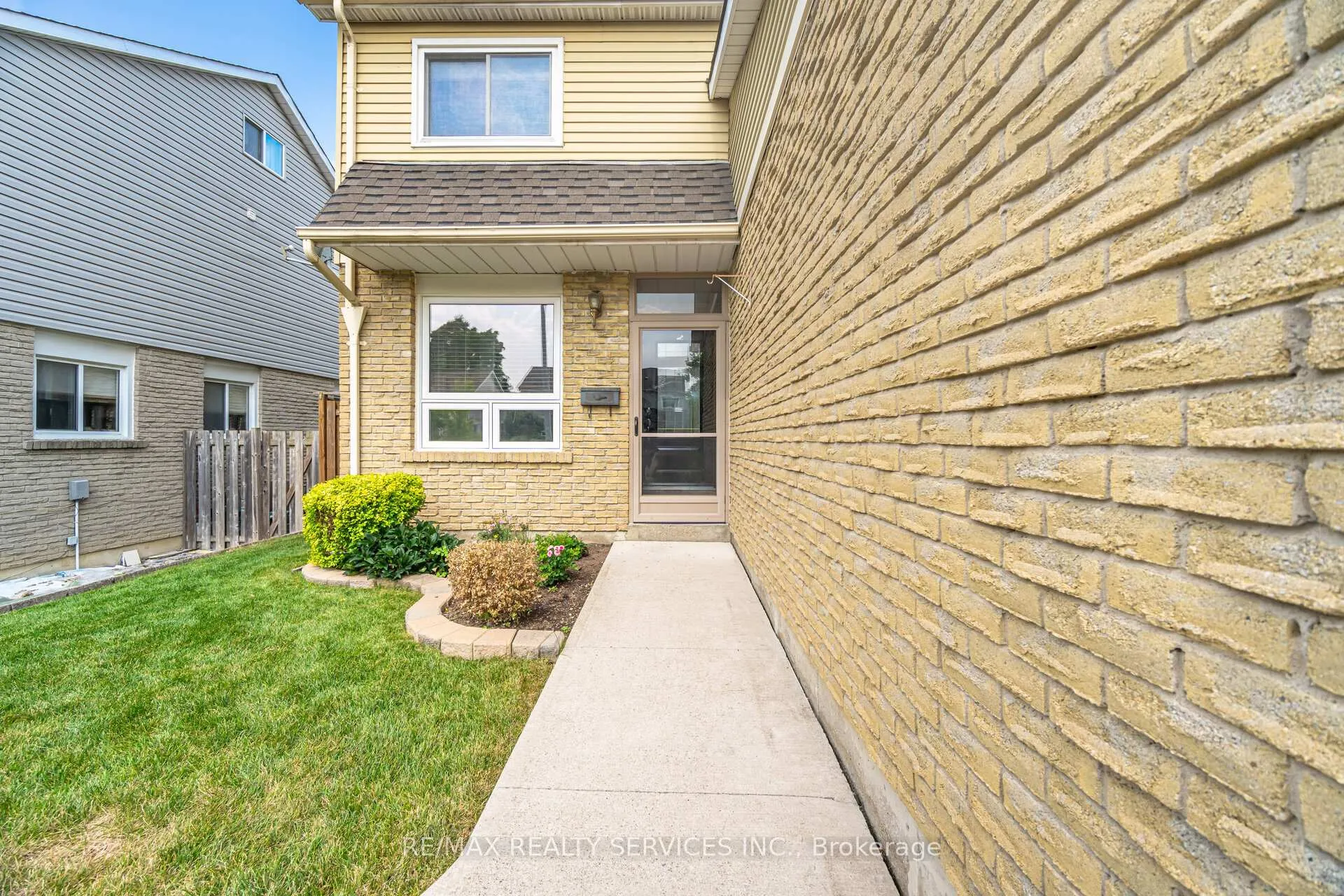 Photo 4 of 12 Sparklett Crescent, Brampton, Heart Lake East — HOMEH