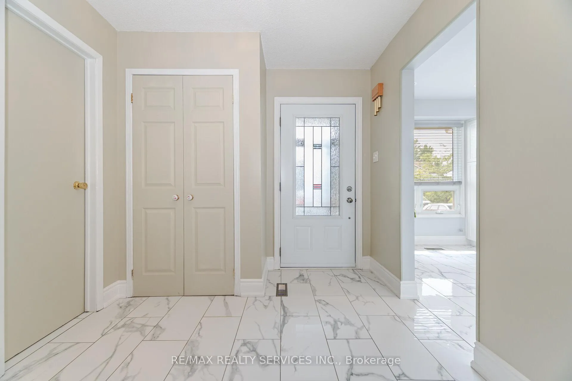 Photo 5 of 12 Sparklett Crescent, Brampton, Heart Lake East — HOMEH