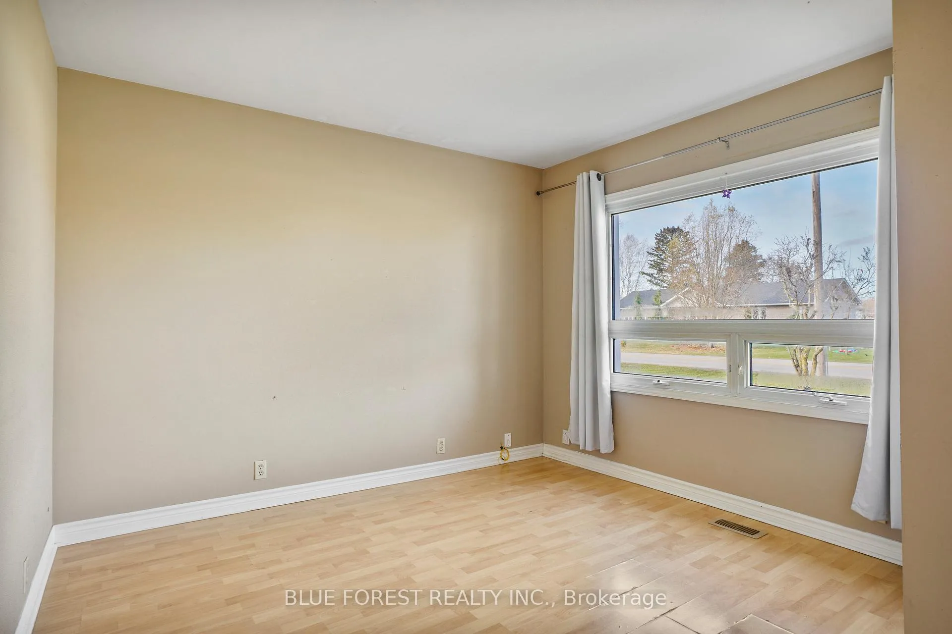 Photo 10 of 22557 Queens Line, West Elgin, Rodney — HOMEH
