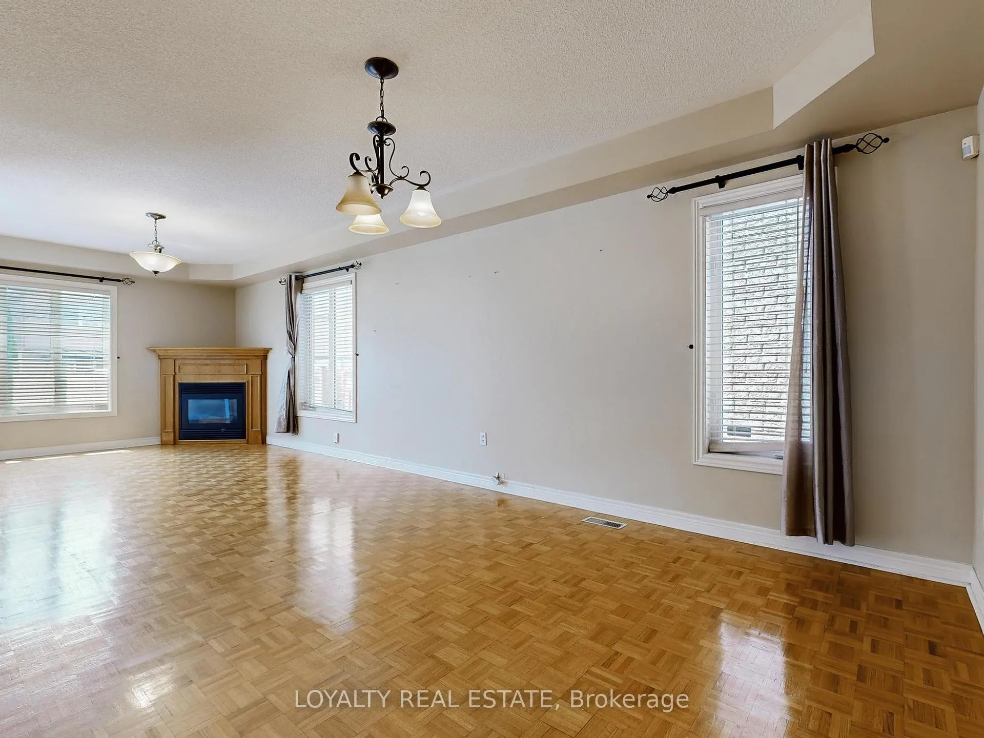 Photo 3 of Unit Upper Level, 50 Thornton Crescent, Vaughan, Maple — HOMEH
