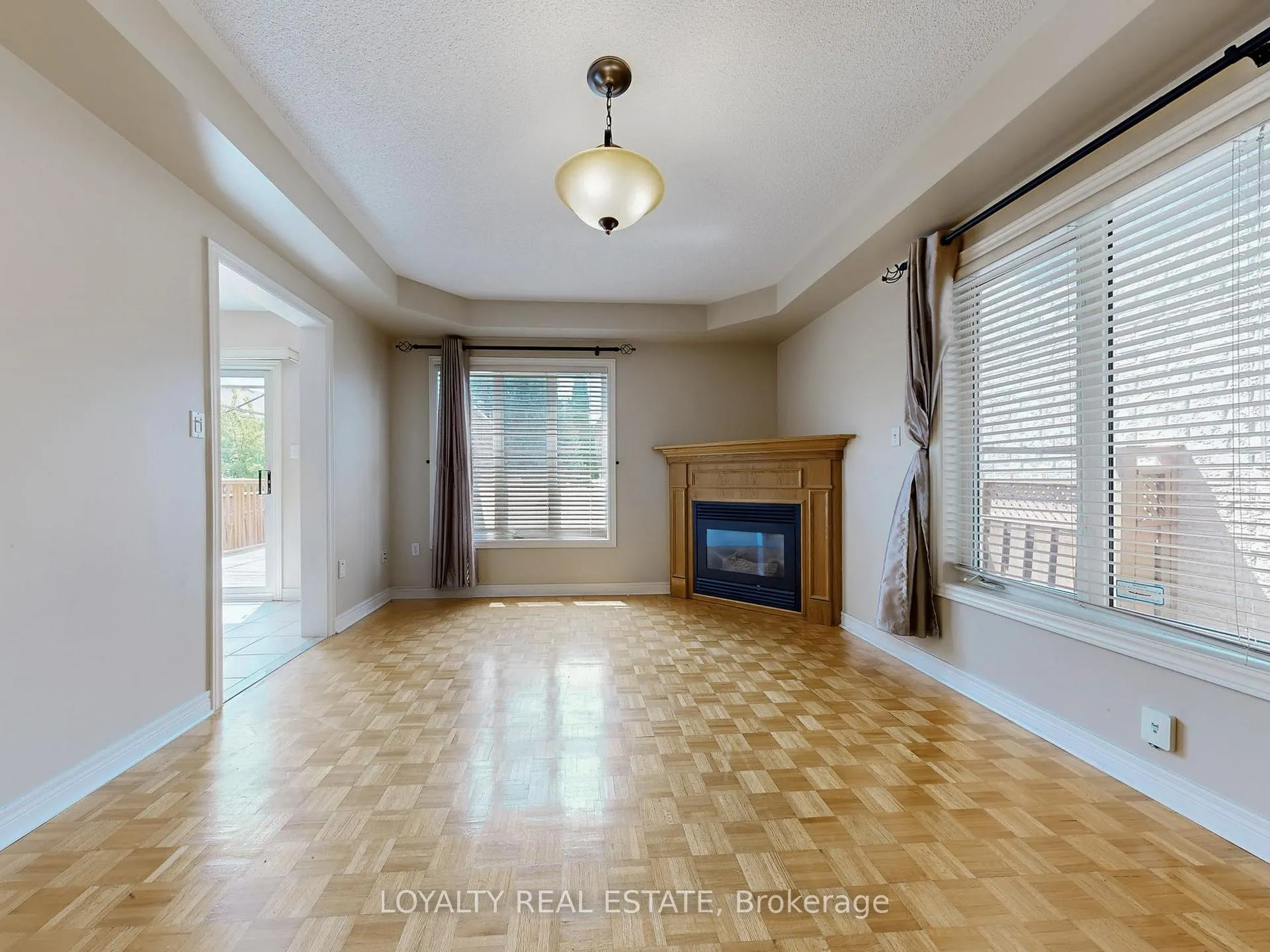 Photo 4 of Unit Upper Level, 50 Thornton Crescent, Vaughan, Maple — HOMEH