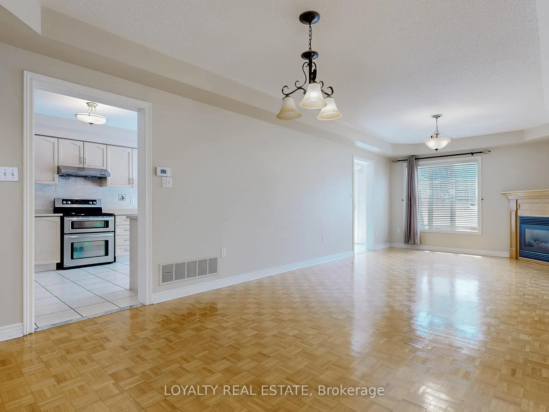 Photo 5 of Unit Upper Level, 50 Thornton Crescent, Vaughan, Maple — HOMEH