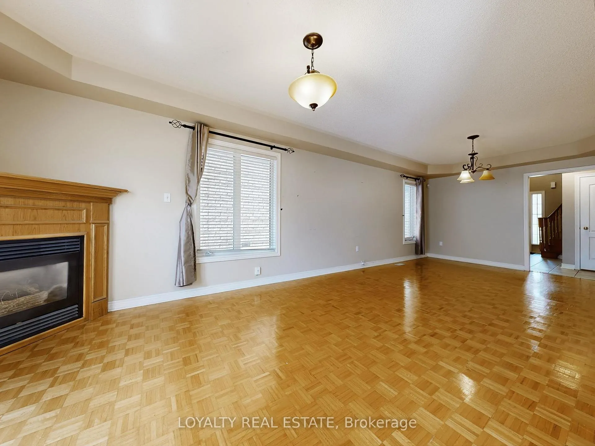 Photo 6 of Unit Upper Level, 50 Thornton Crescent, Vaughan, Maple — HOMEH