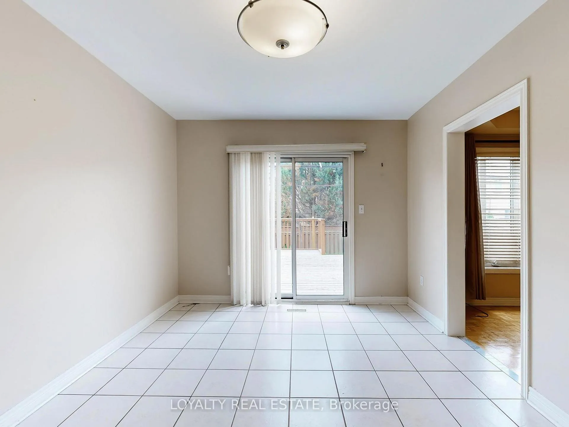 Photo 8 of Unit Upper Level, 50 Thornton Crescent, Vaughan, Maple — HOMEH