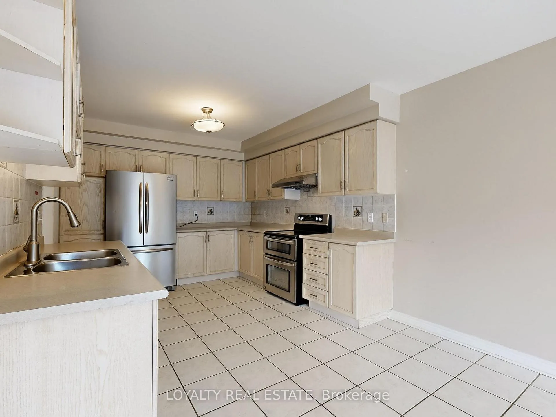 Photo 11 of Unit Upper Level, 50 Thornton Crescent, Vaughan, Maple — HOMEH