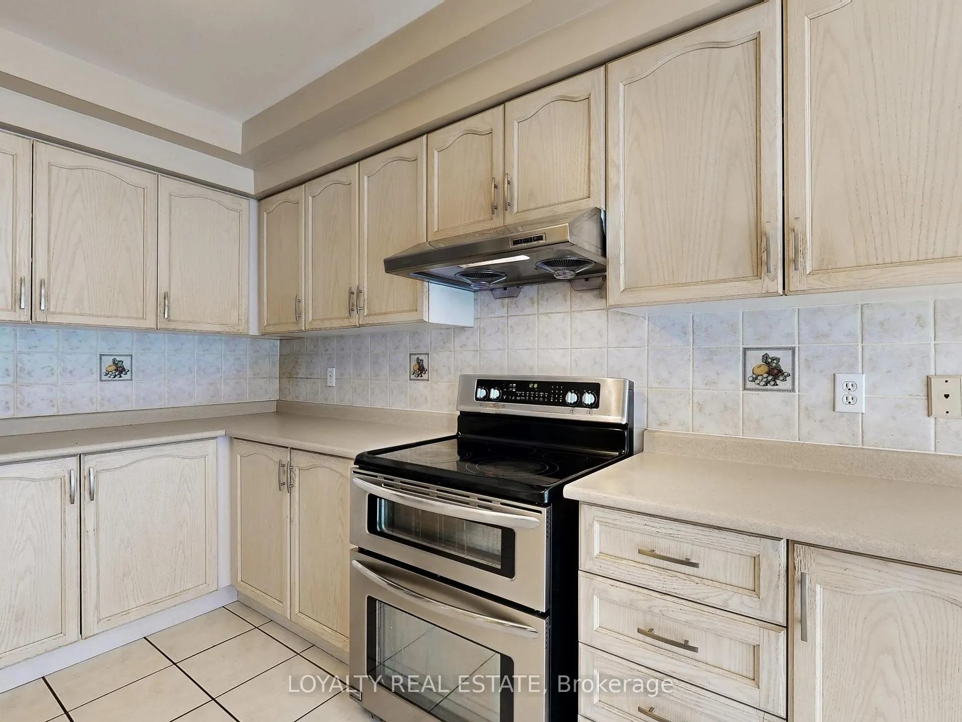 Photo 14 of Unit Upper Level, 50 Thornton Crescent, Vaughan, Maple — HOMEH