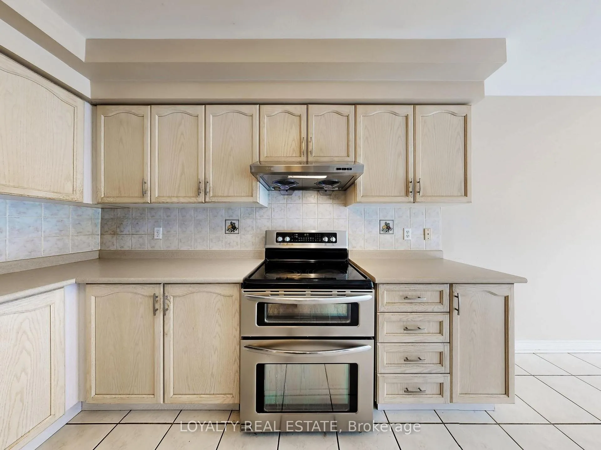Photo 15 of Unit Upper Level, 50 Thornton Crescent, Vaughan, Maple — HOMEH