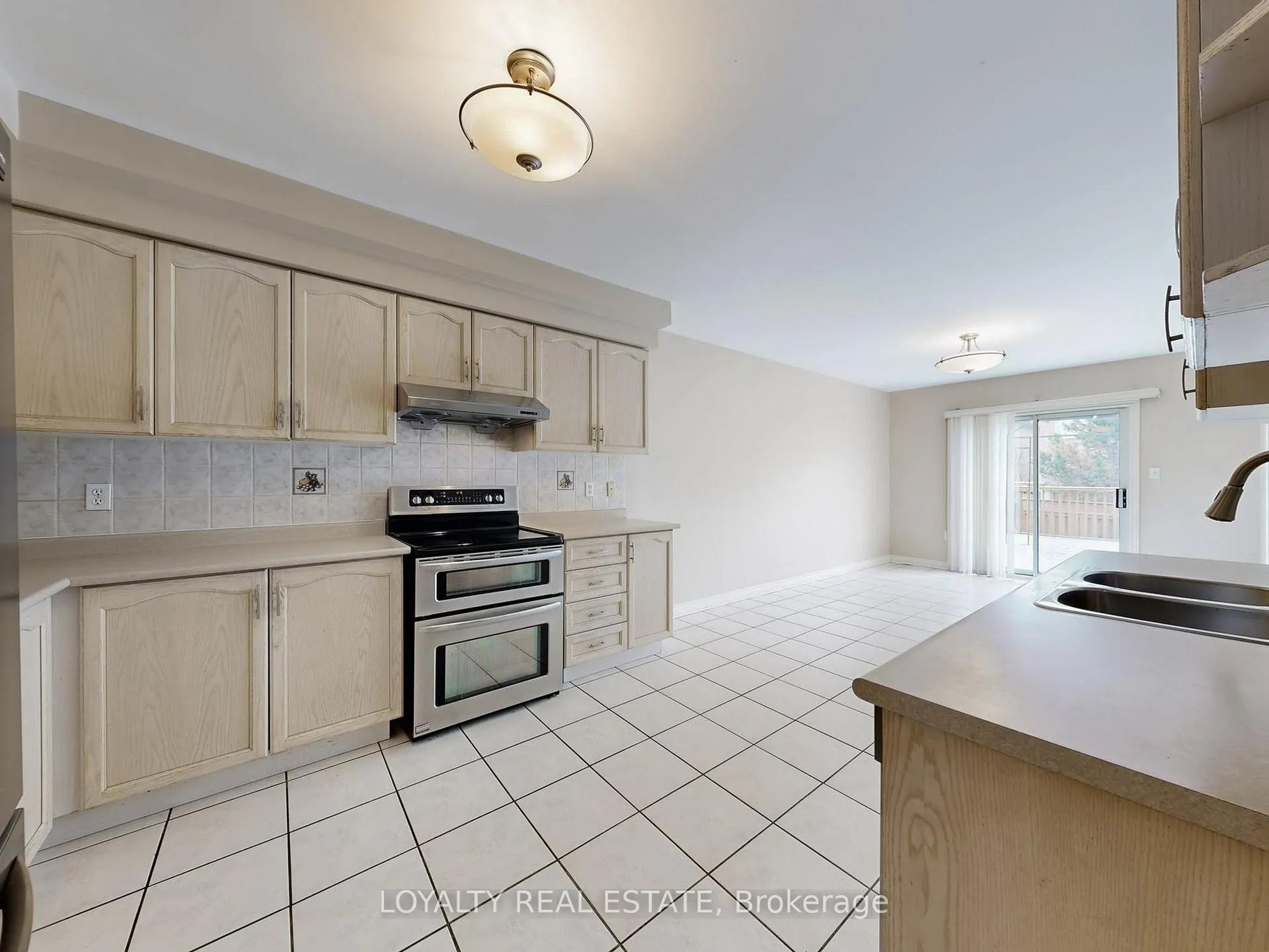 Photo 16 of Unit Upper Level, 50 Thornton Crescent, Vaughan, Maple — HOMEH