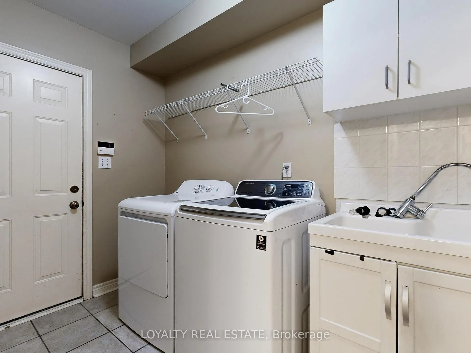 Photo 18 of Unit Upper Level, 50 Thornton Crescent, Vaughan, Maple — HOMEH