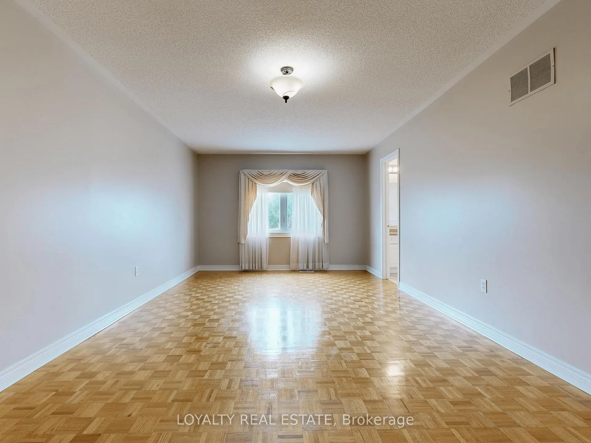 Photo 23 of Unit Upper Level, 50 Thornton Crescent, Vaughan, Maple — HOMEH