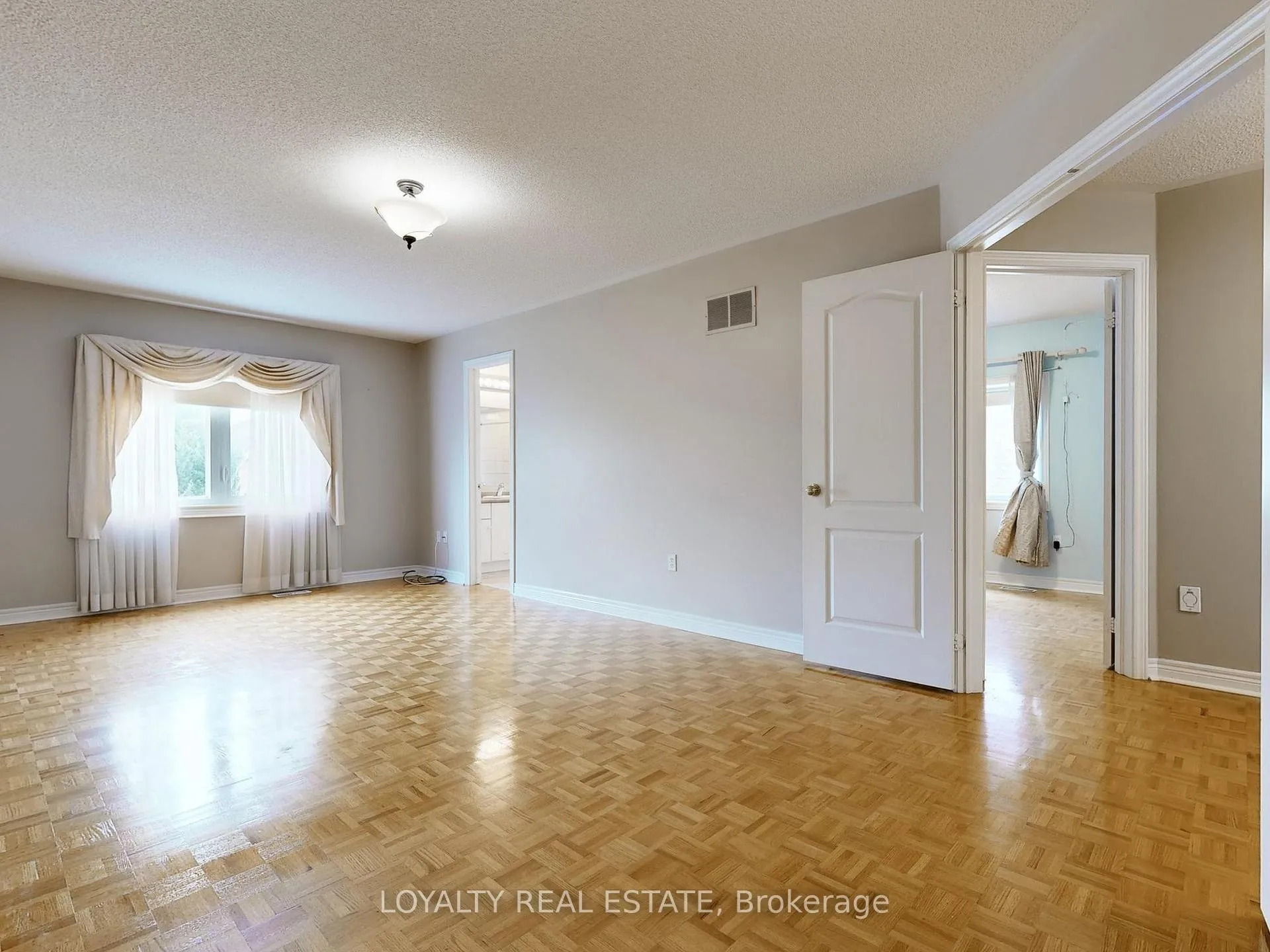 Photo 24 of Unit Upper Level, 50 Thornton Crescent, Vaughan, Maple — HOMEH