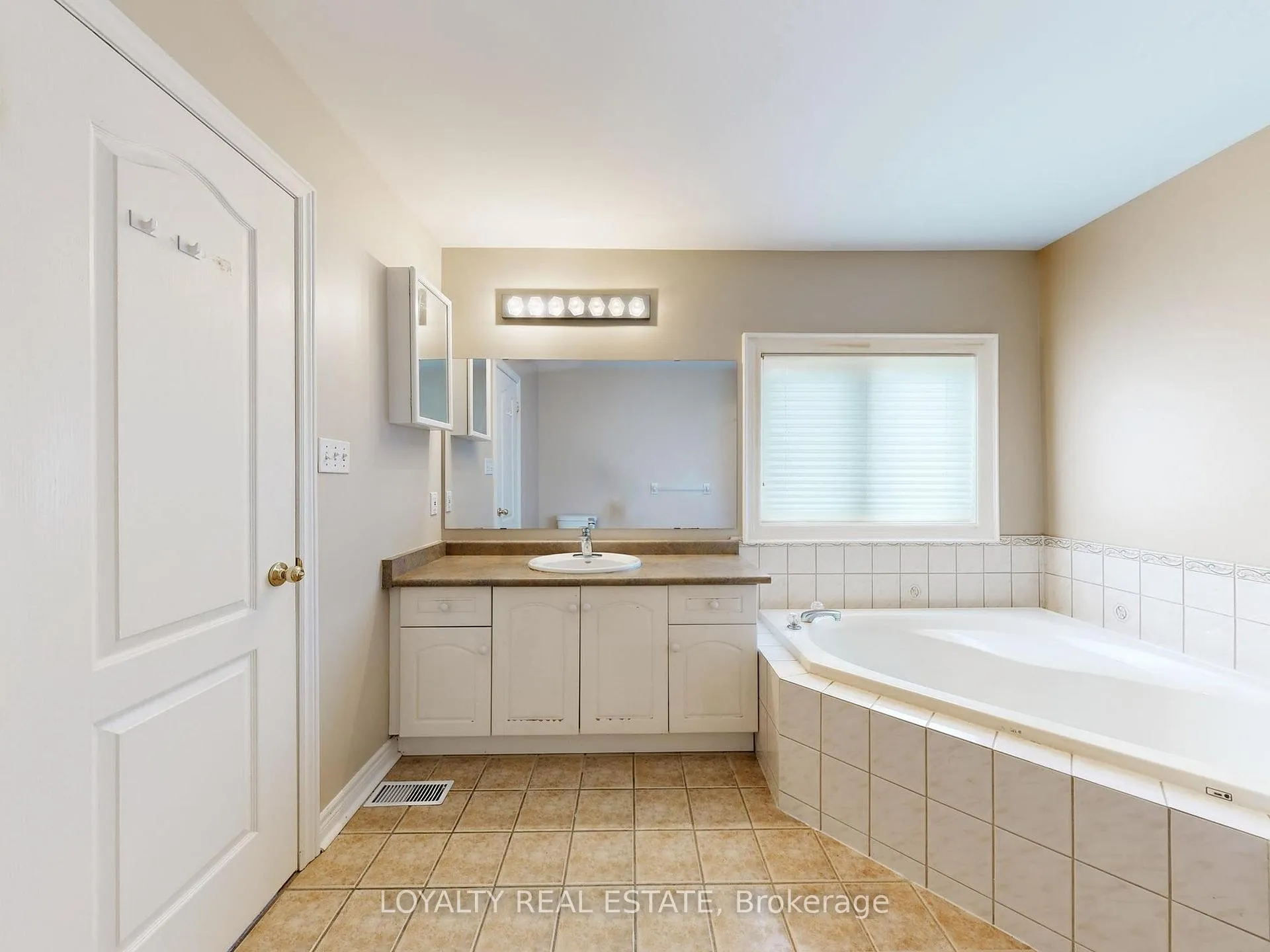 Photo 27 of Unit Upper Level, 50 Thornton Crescent, Vaughan, Maple — HOMEH
