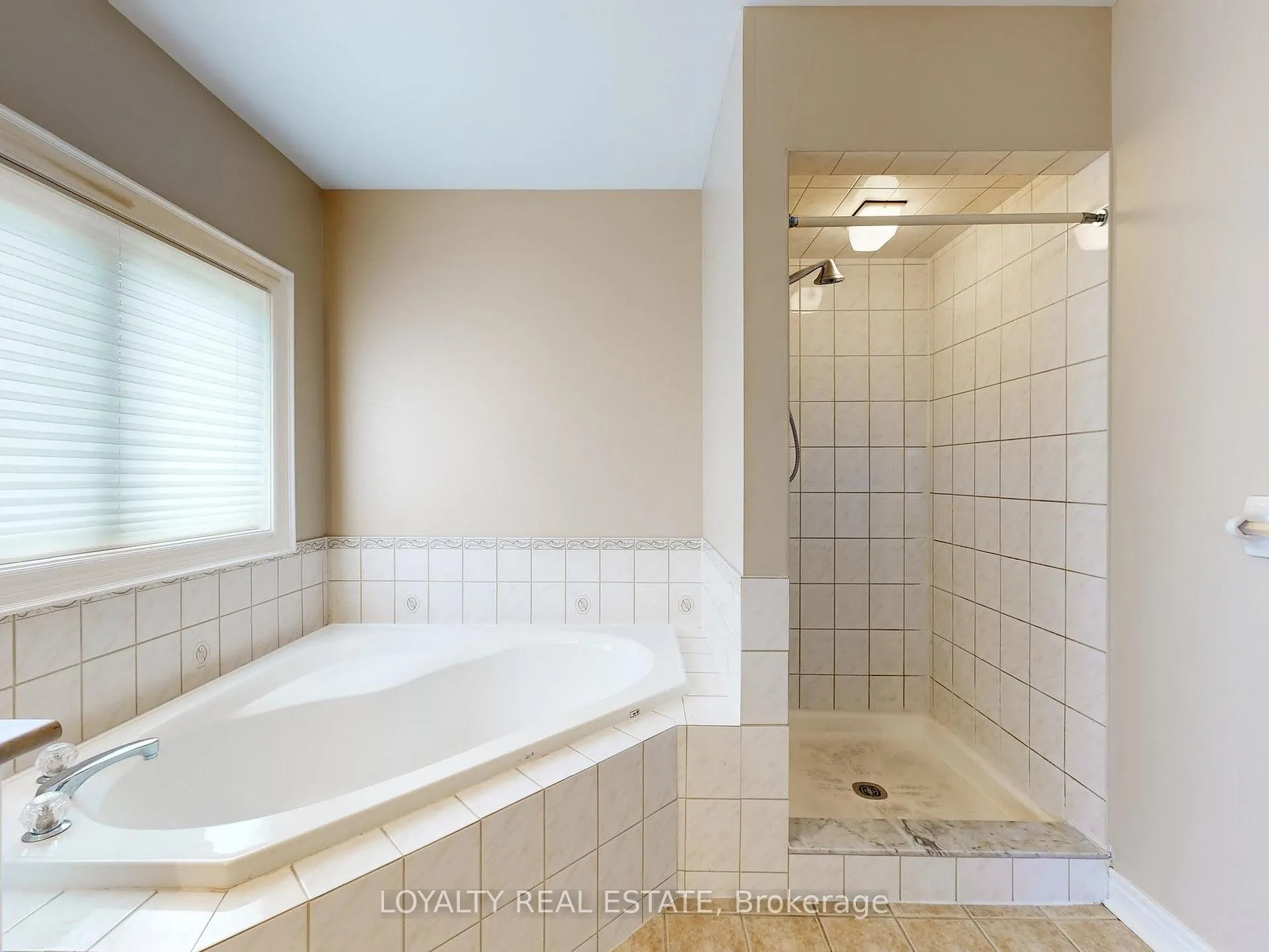 Photo 28 of Unit Upper Level, 50 Thornton Crescent, Vaughan, Maple — HOMEH