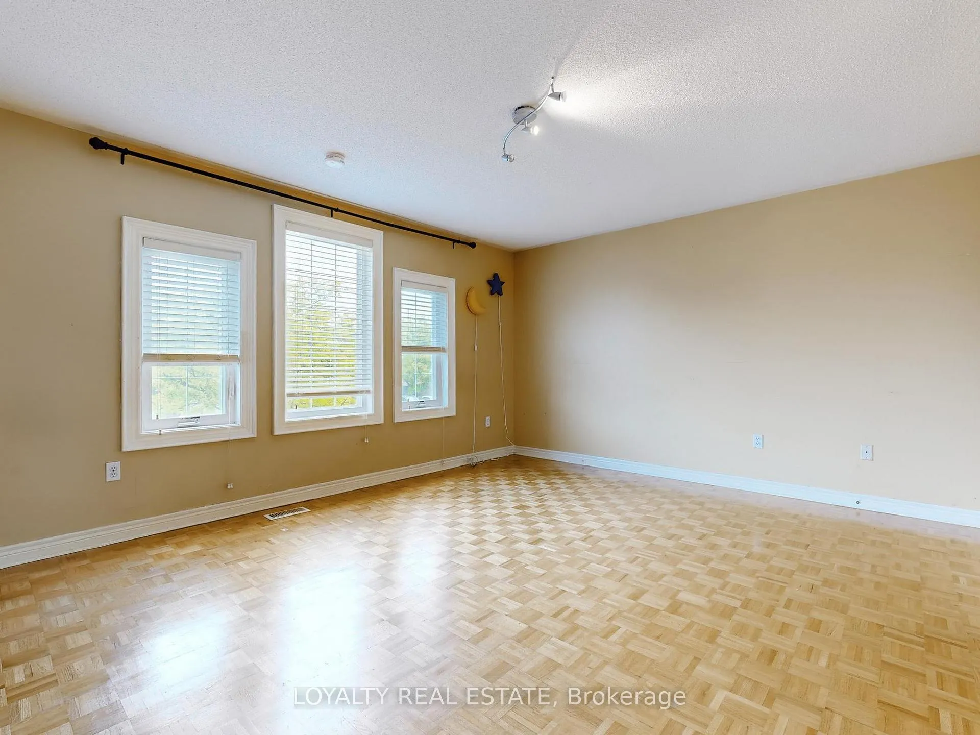 Photo 29 of Unit Upper Level, 50 Thornton Crescent, Vaughan, Maple — HOMEH
