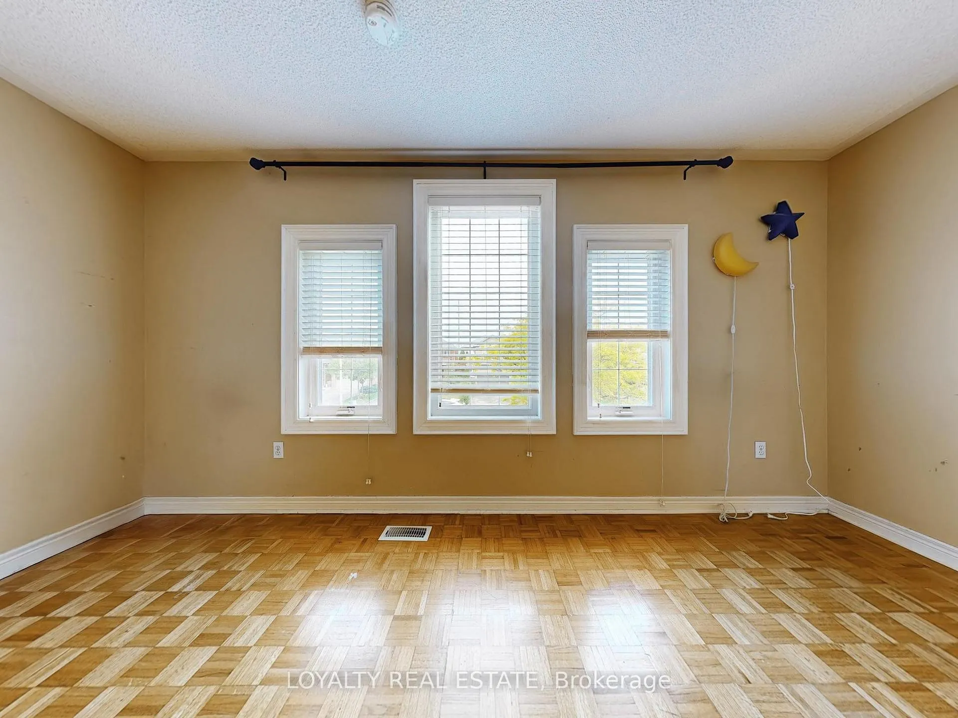 Photo 30 of Unit Upper Level, 50 Thornton Crescent, Vaughan, Maple — HOMEH