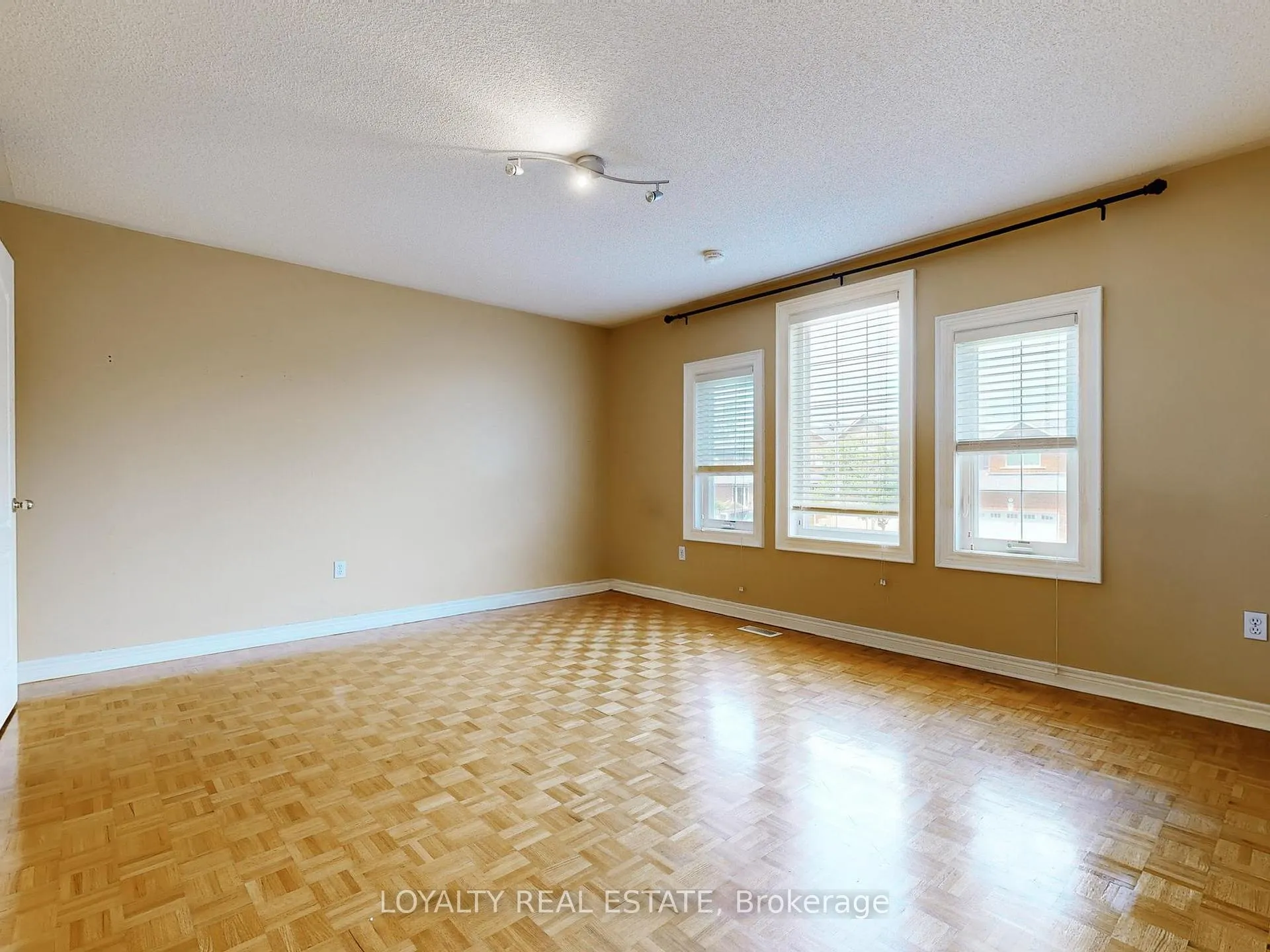 Photo 31 of Unit Upper Level, 50 Thornton Crescent, Vaughan, Maple — HOMEH