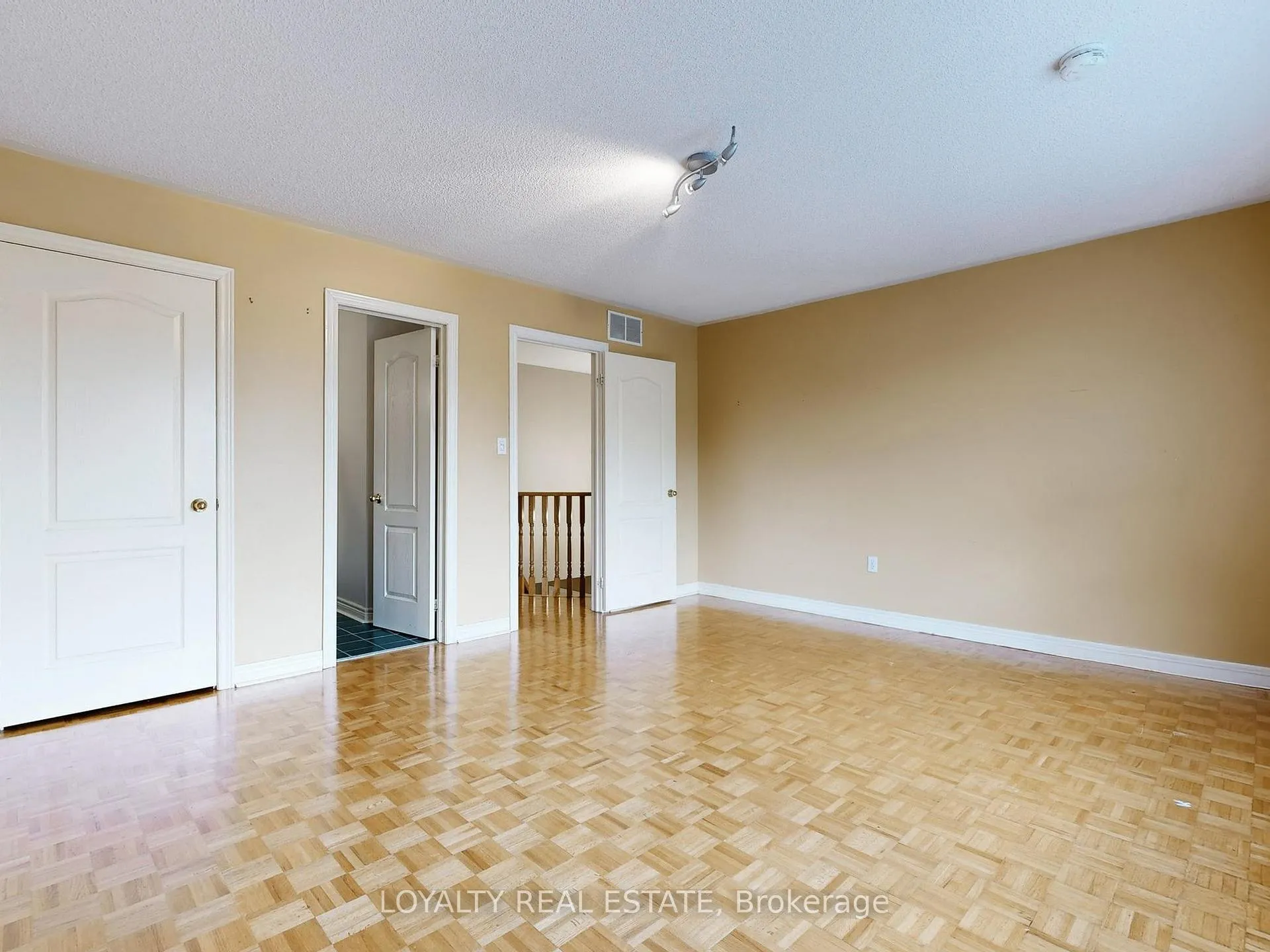 Photo 32 of Unit Upper Level, 50 Thornton Crescent, Vaughan, Maple — HOMEH