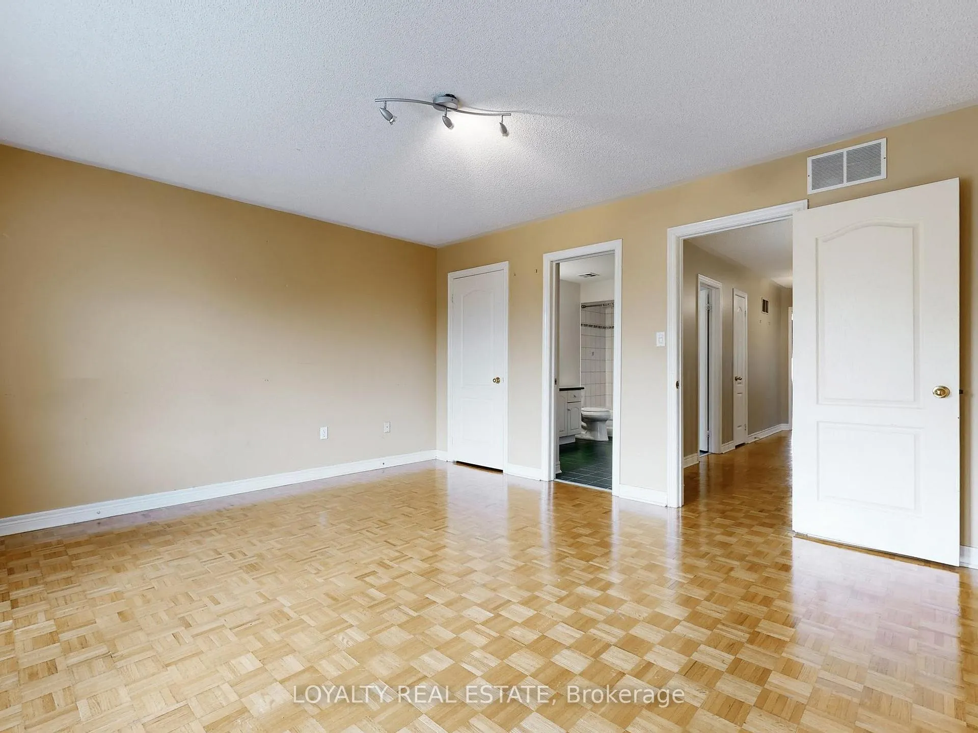 Photo 33 of Unit Upper Level, 50 Thornton Crescent, Vaughan, Maple — HOMEH
