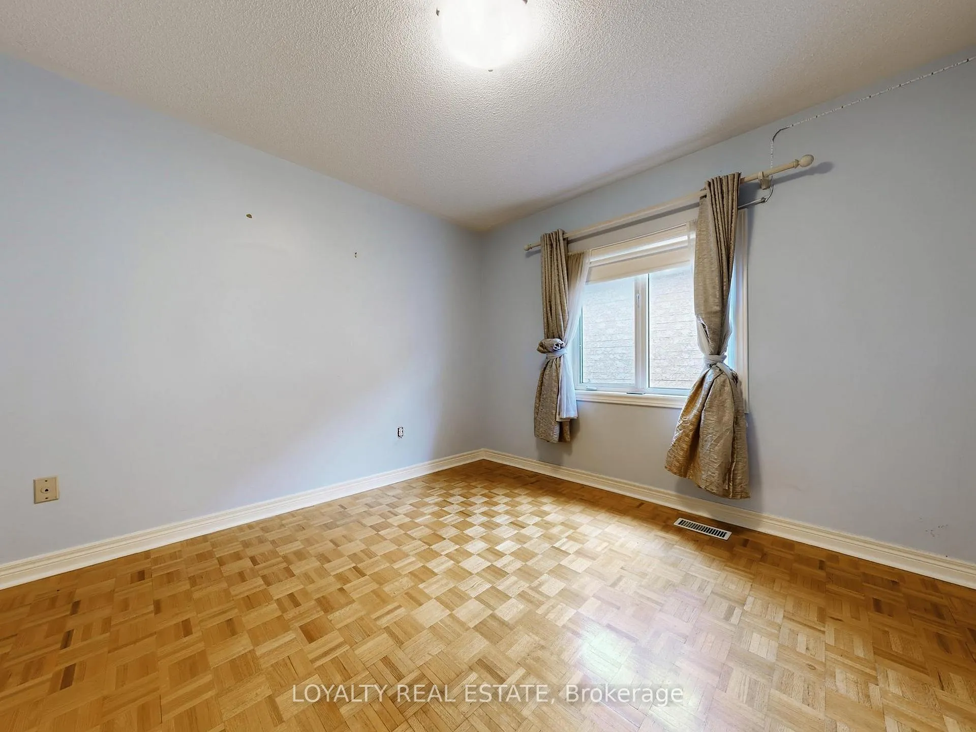 Photo 34 of Unit Upper Level, 50 Thornton Crescent, Vaughan, Maple — HOMEH