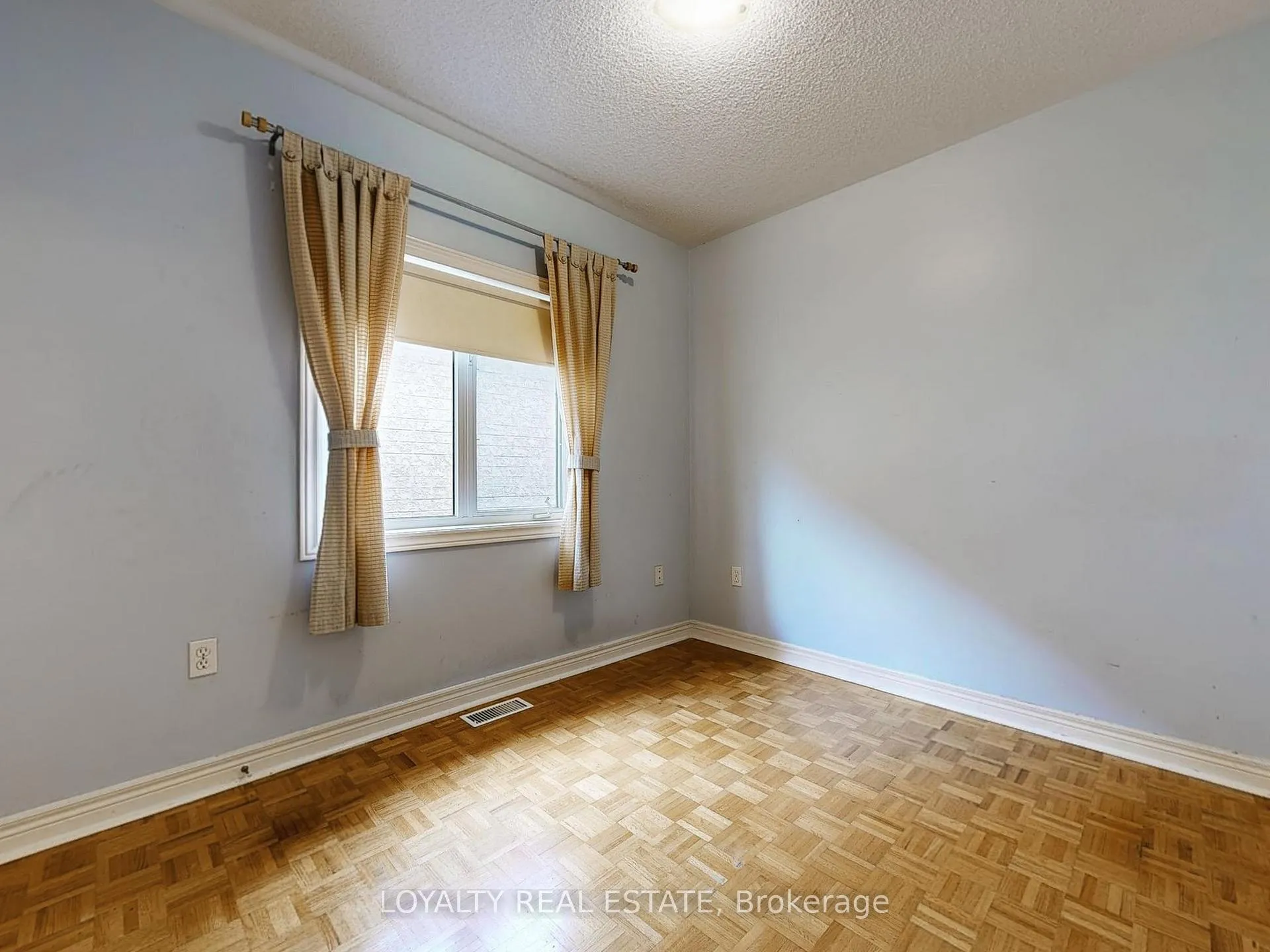 Photo 38 of Unit Upper Level, 50 Thornton Crescent, Vaughan, Maple — HOMEH