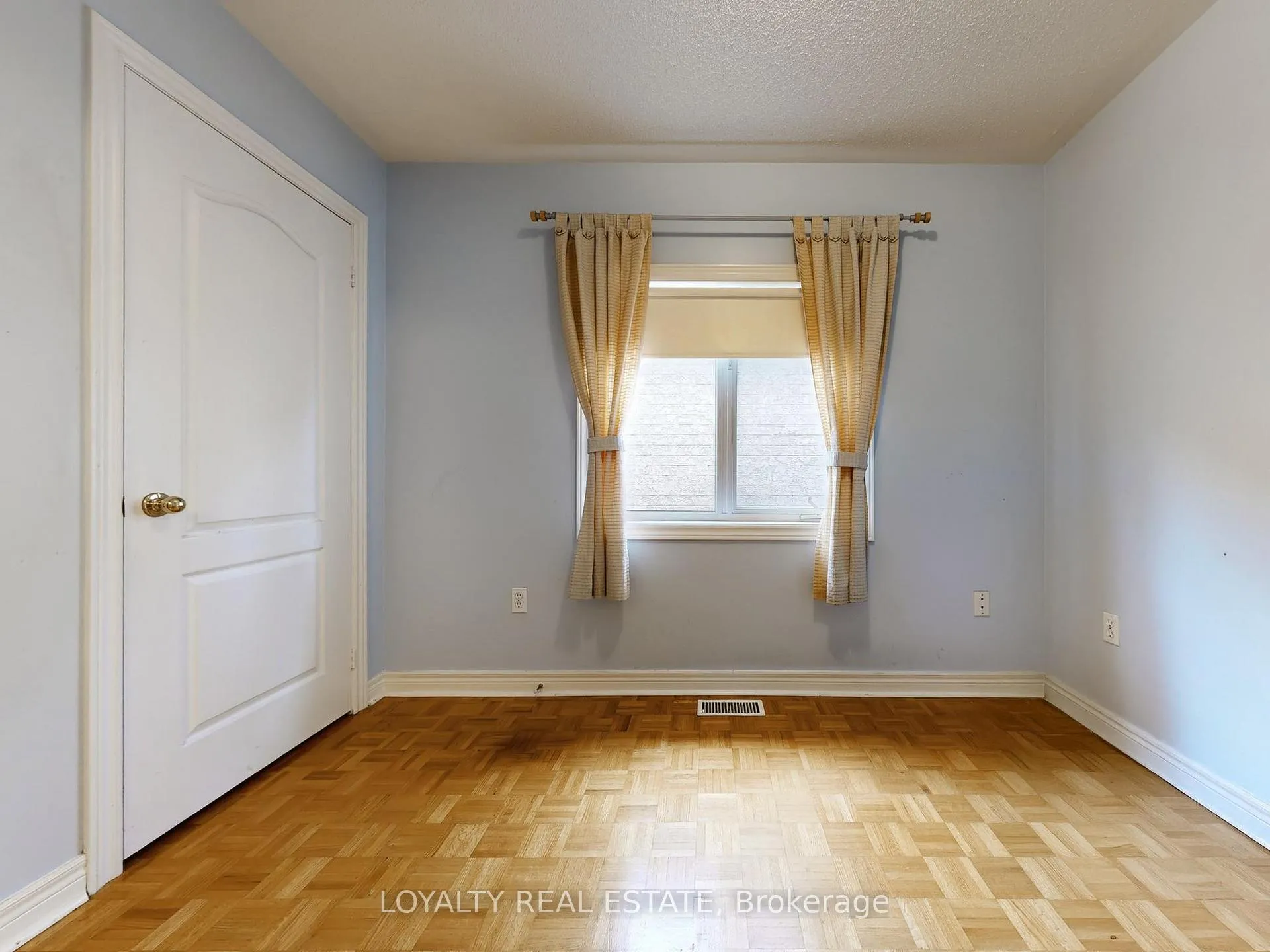 Photo 39 of Unit Upper Level, 50 Thornton Crescent, Vaughan, Maple — HOMEH