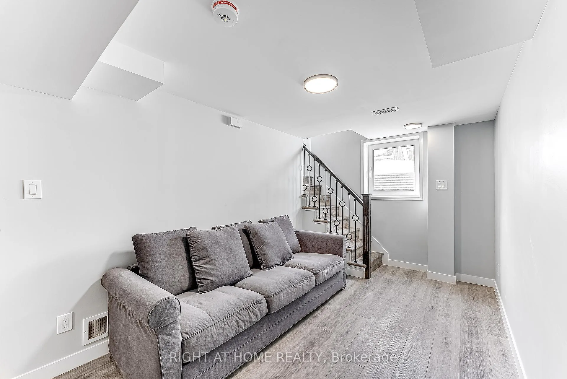 Photo 4 of Unit B, 902 Kenzie Street, Ottawa, Carlington — HOMEH